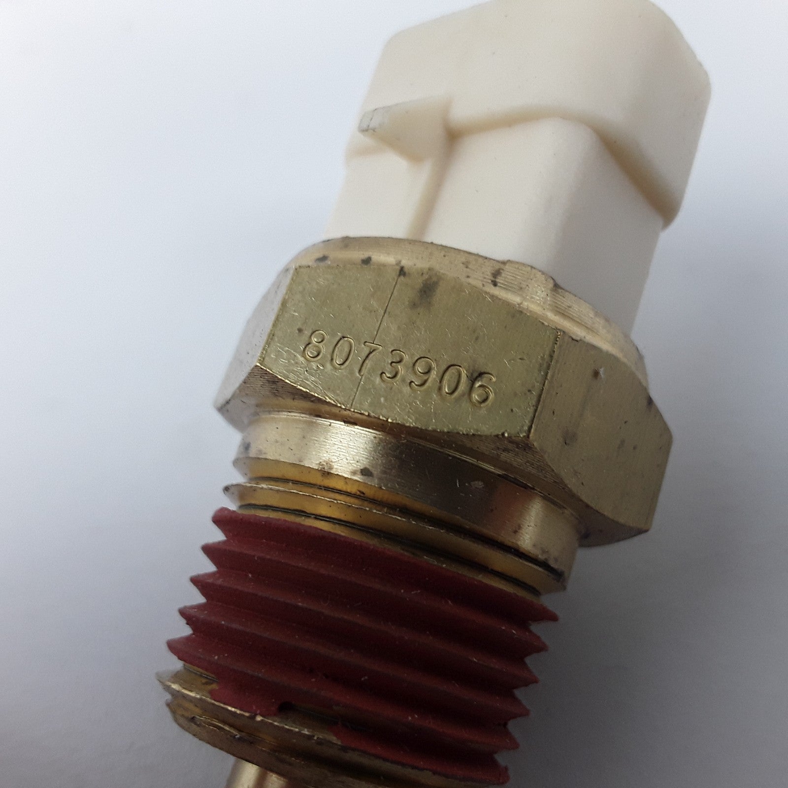 Volvo 8073906 Engine Oil Temperature Sensor For Mack Volvo Trucks