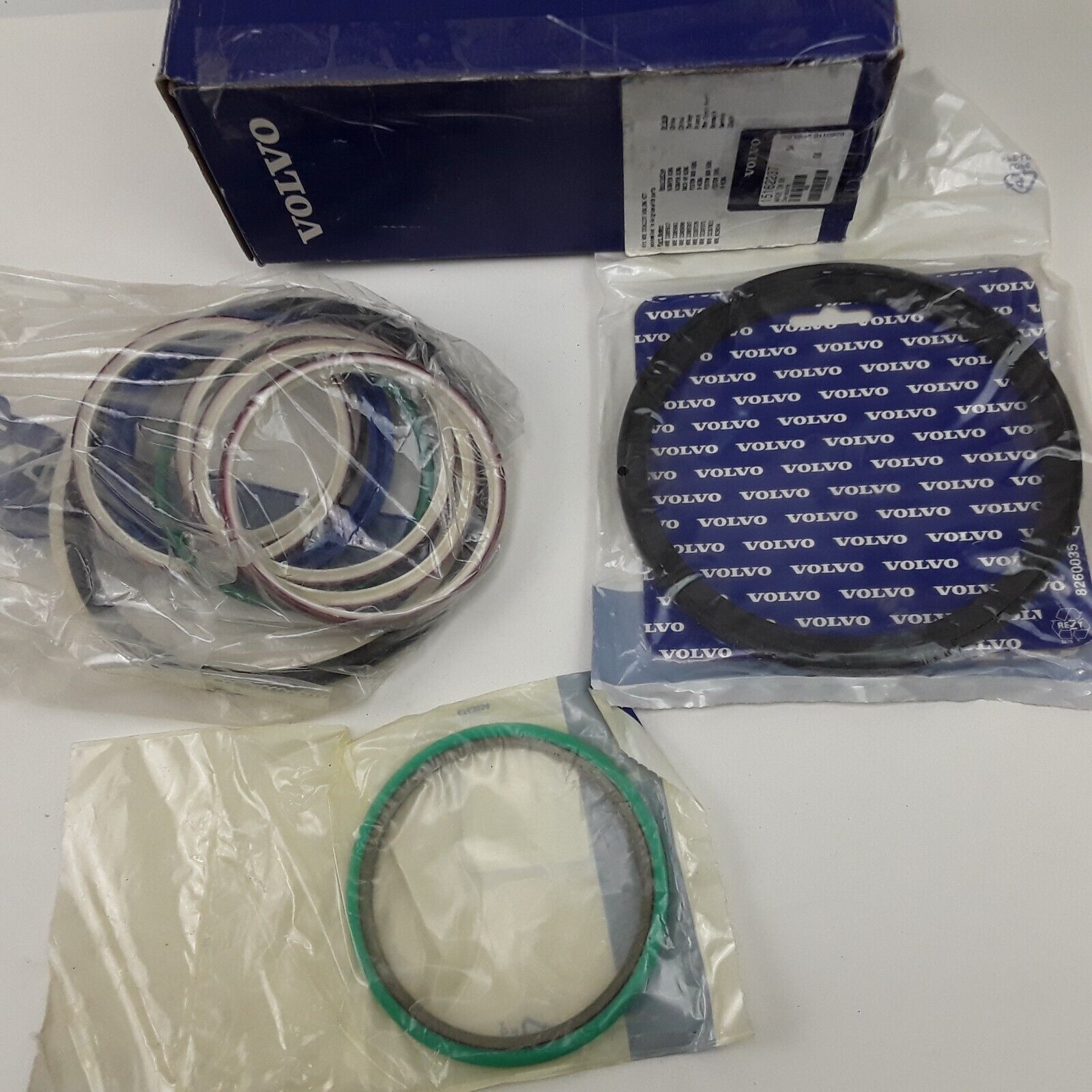 OEM Volvo 15162237 , 11709965 Sealing Kit Tilt Cylinder L70E, L70F, L70G , L70H