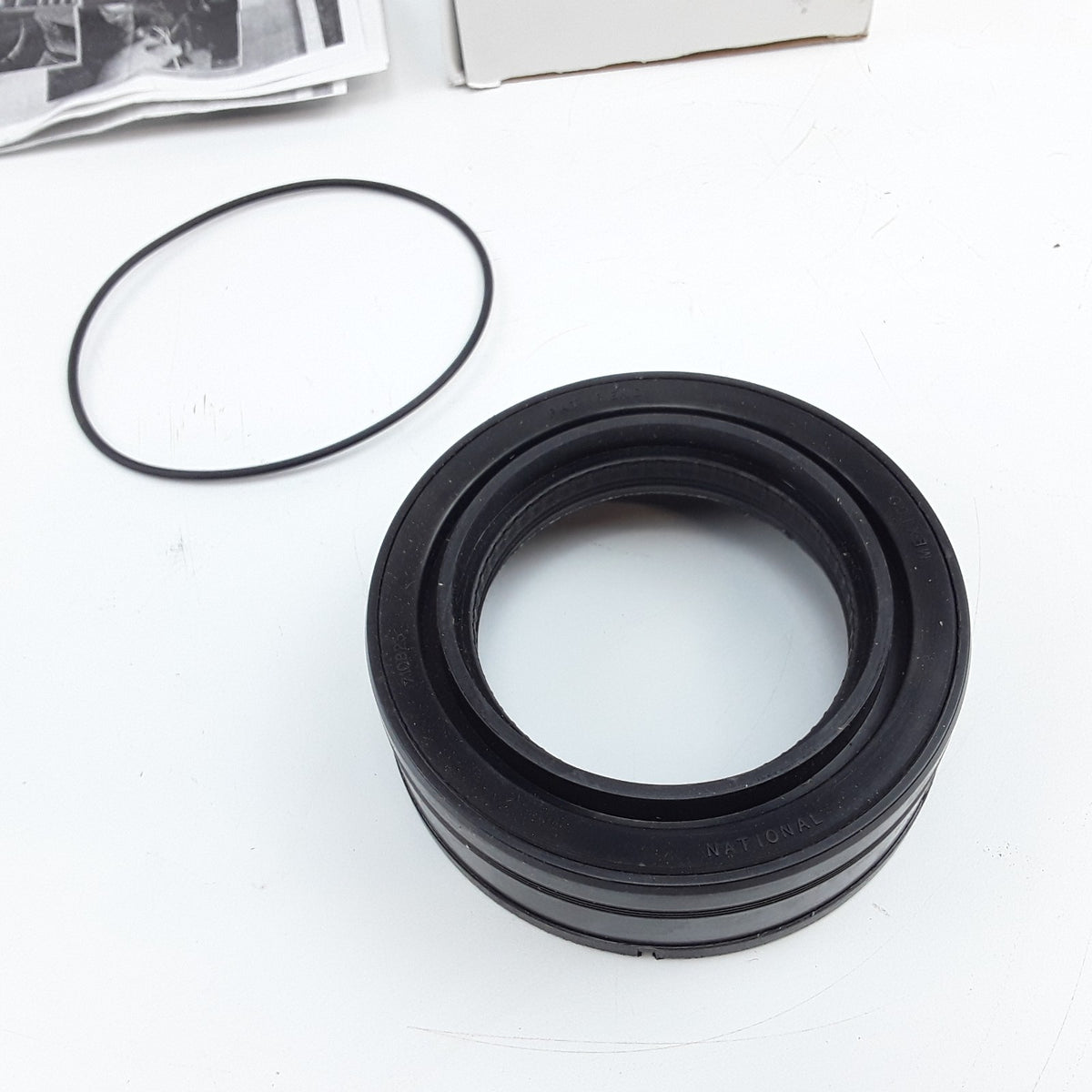 Drive Shaft Seal For Ford F-250 F-350 F-450 F-550 Super Duty Excursion 1999-2004