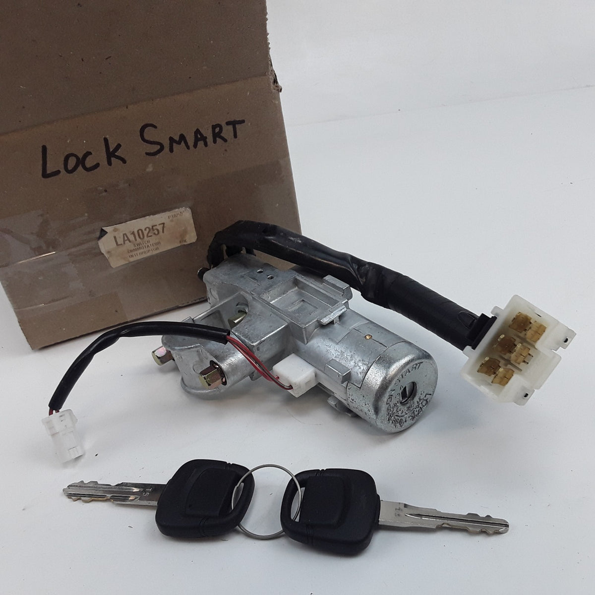 Locksmart LA10257 Ignition Switch with Lock Cylinder For Nissan Altima 2000-2001
