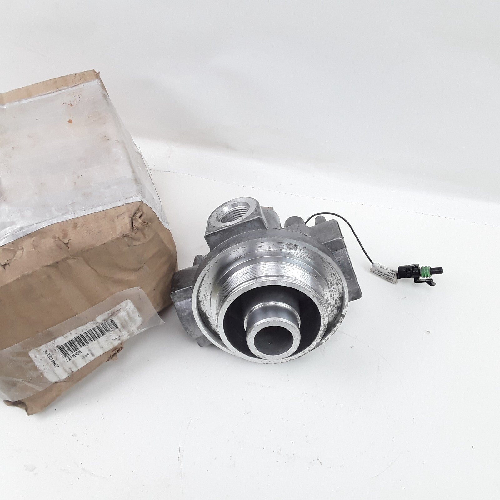 AT359005 John Deere Hydraulic Oil Filter Head Fits Backhoe Loader