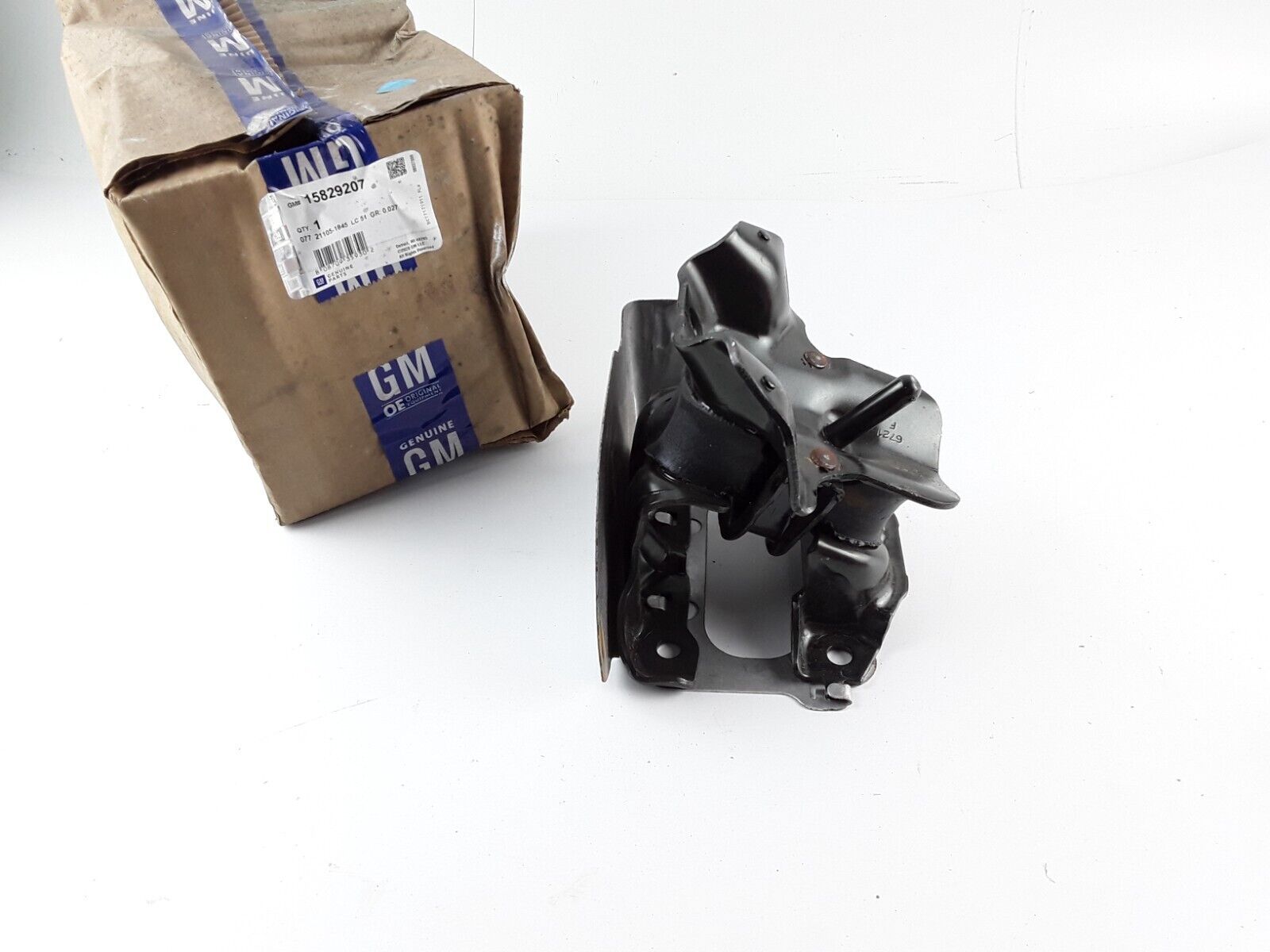Front Left Motor Mount for Chevy Silverado 1500 Tahoe,GMC Sierra 1500 Yukon 4.8L - HotCarParts