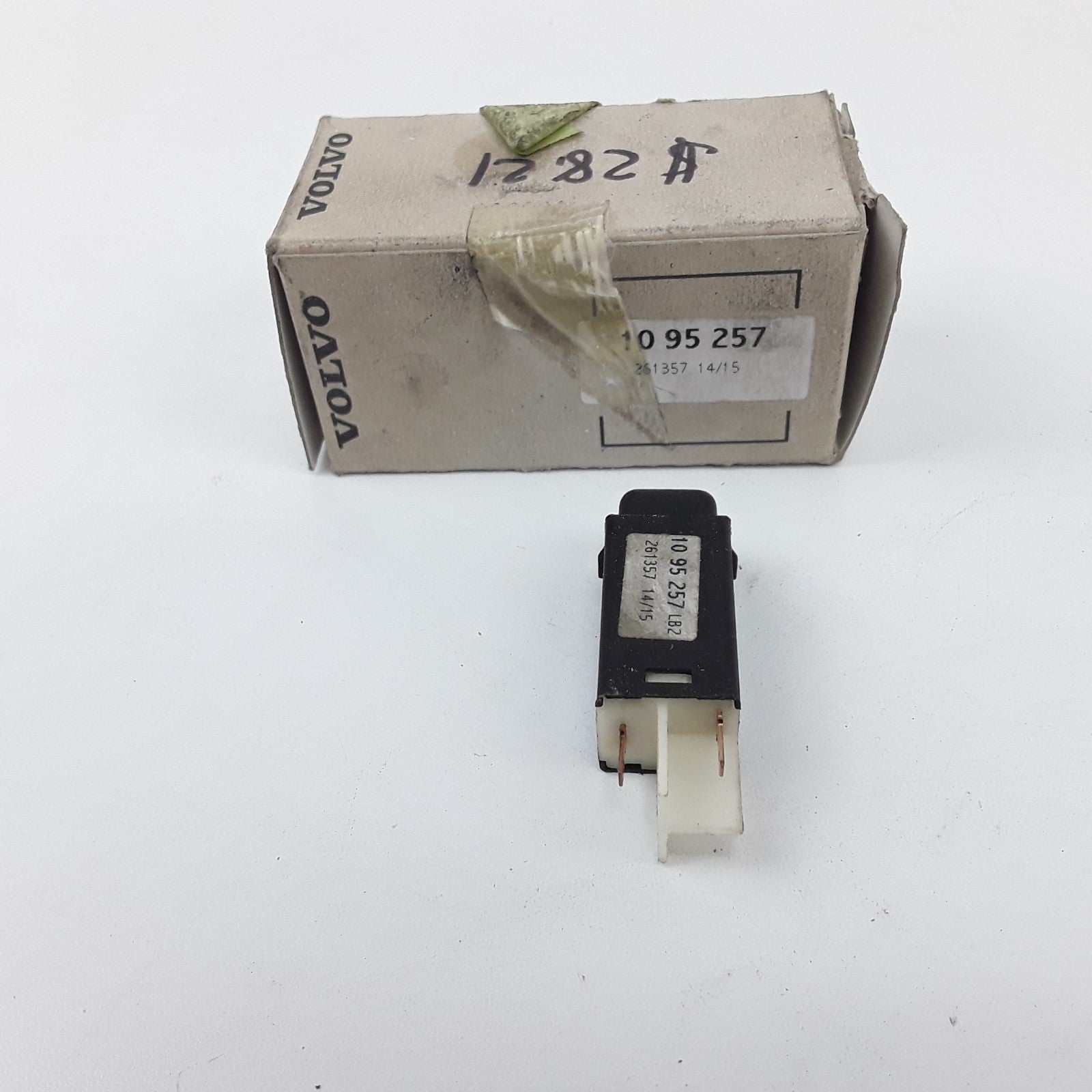Multi-Purpose Dash Dashboard Push-Button Switch For Volvo Trucks 1095257