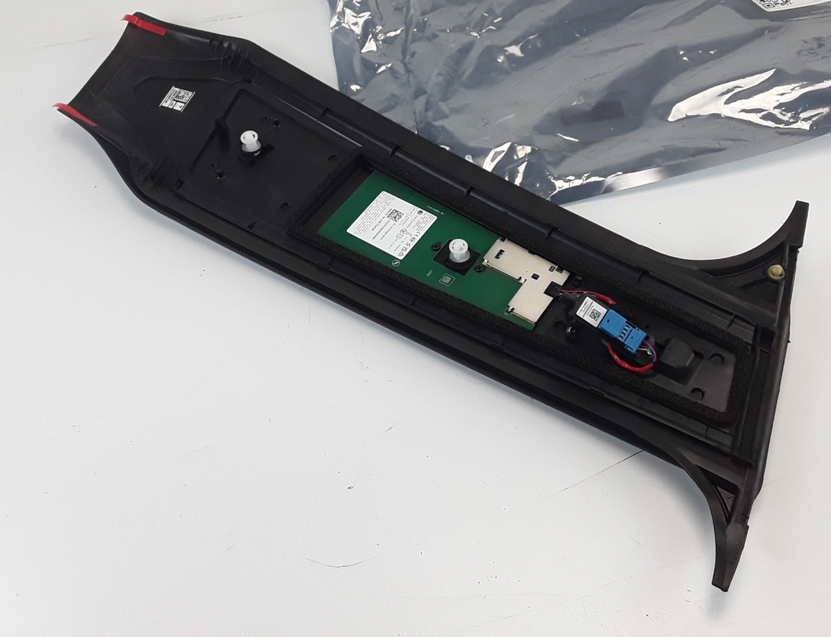 Model Y 2020-2025 RH B-Pillar Door Applique 1506886-00-H Genuine OEM