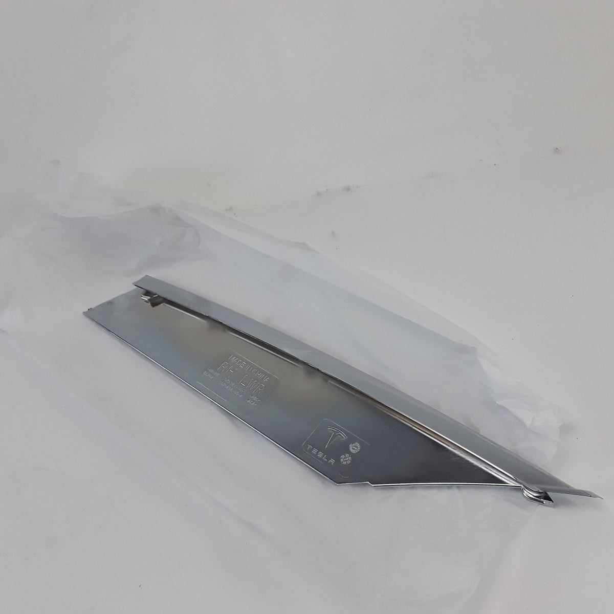 For Tesla Model S 2016-2021 RH Front Fog Light Lower Spear Trim 1056381-00-C OEM