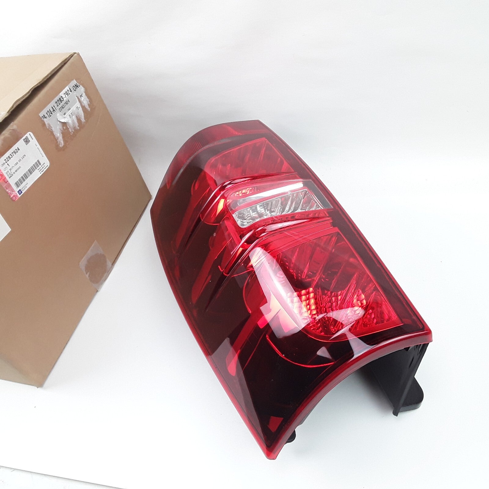 OEM GM 22837924 Lamp Fits Chevrolet Suburban 1500 2500 2007-2013 Tahoe 2007-2014