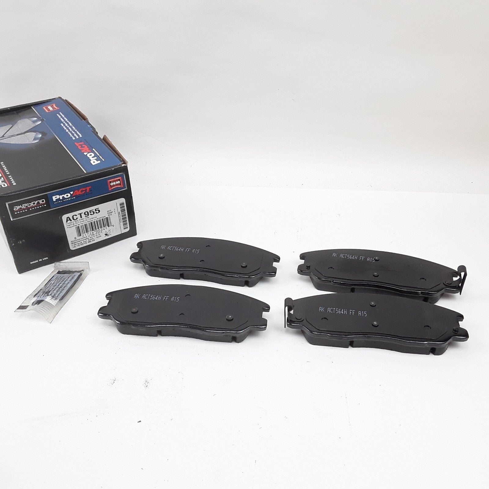 Front Disc Brake Pad Pads Set Fits Kia Sorento Sedona Amanti ,Hyundai Santa Fe
