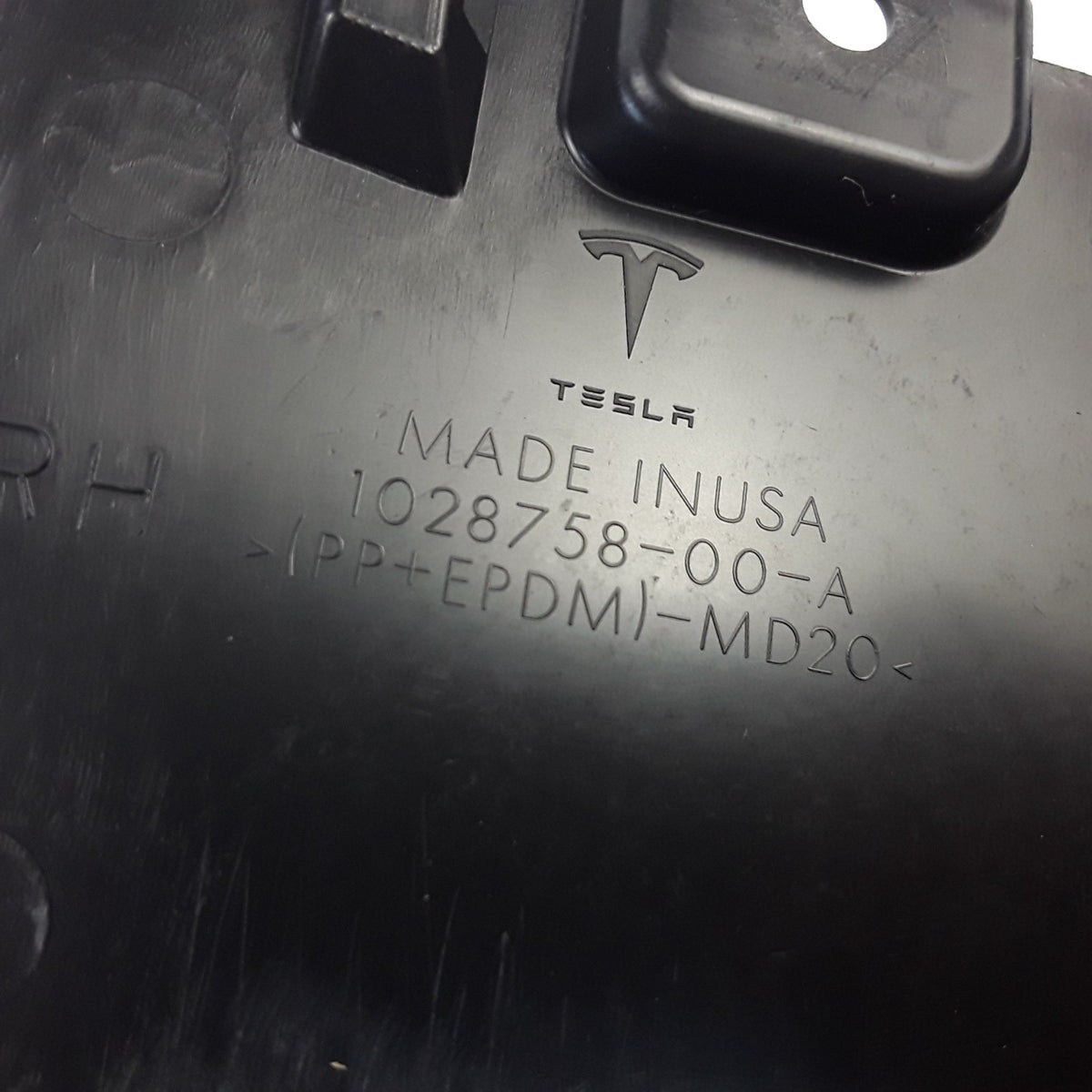 TESLA MODEL S ROCKER MOULDING END COVER RIGHT 2016- 2020 1028758-00-A