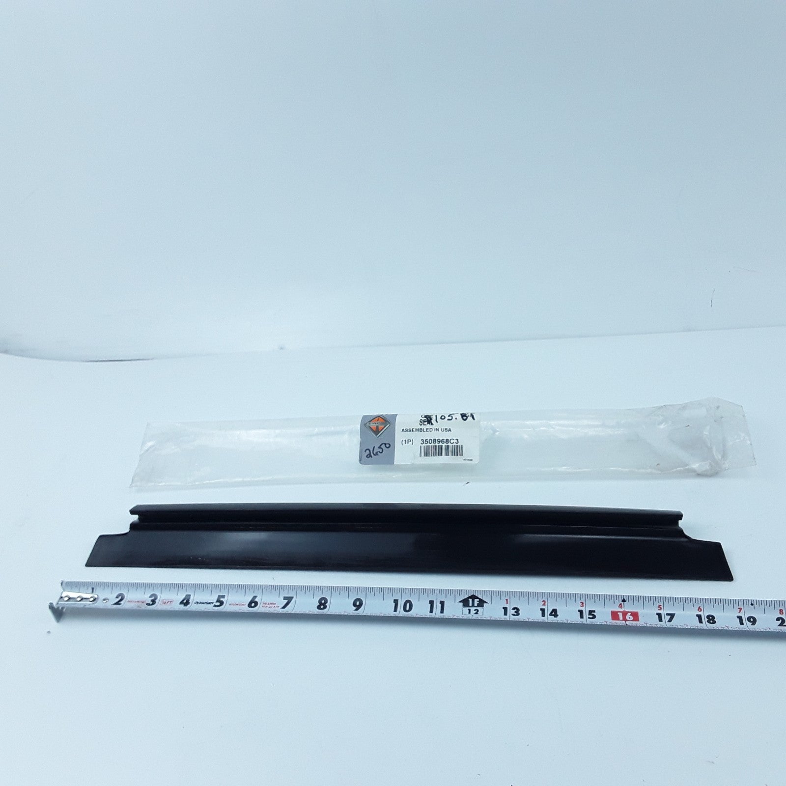 International 3508968C3 Door Glass Seal Assembly 476.6 mm For Navistar Trucks