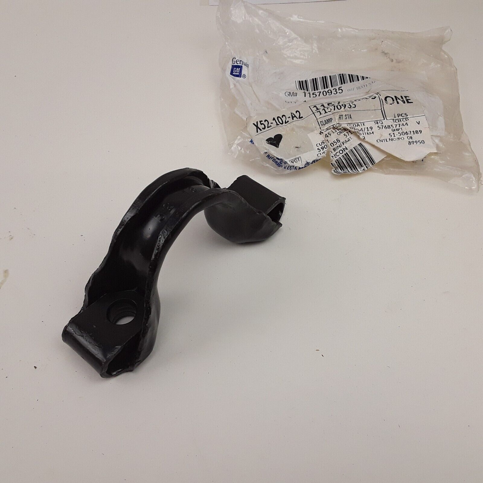 GM 11570935 Front Stabilizer Shaft Clamp for Cadillac, Chevrolet, GMC 2007-2020
