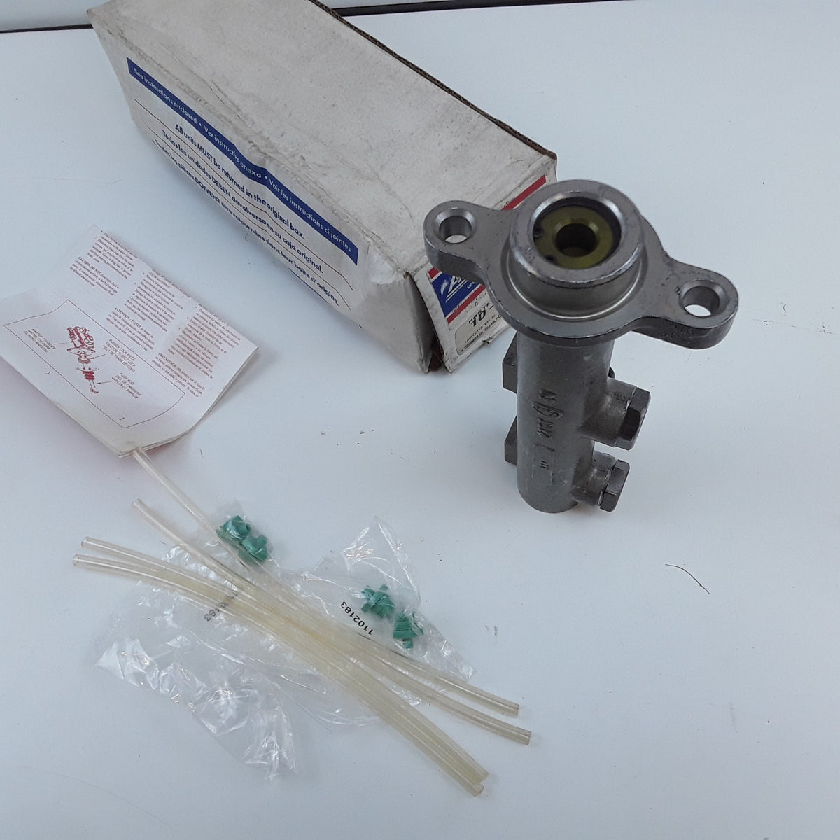 Master Cylinder Fits Mercury Cougar Sable Ford Thunderbird Taurus (1990-1995)