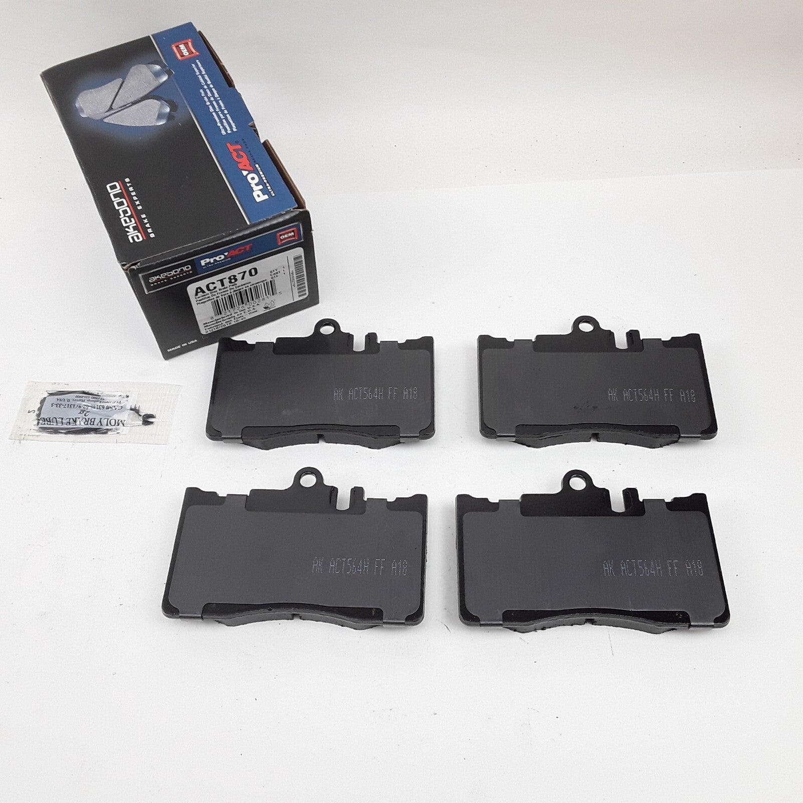 Akebono ACT870 Front Ceramic Disc Brake Pad Set Fits Lexus LS430 2001 2002-2006