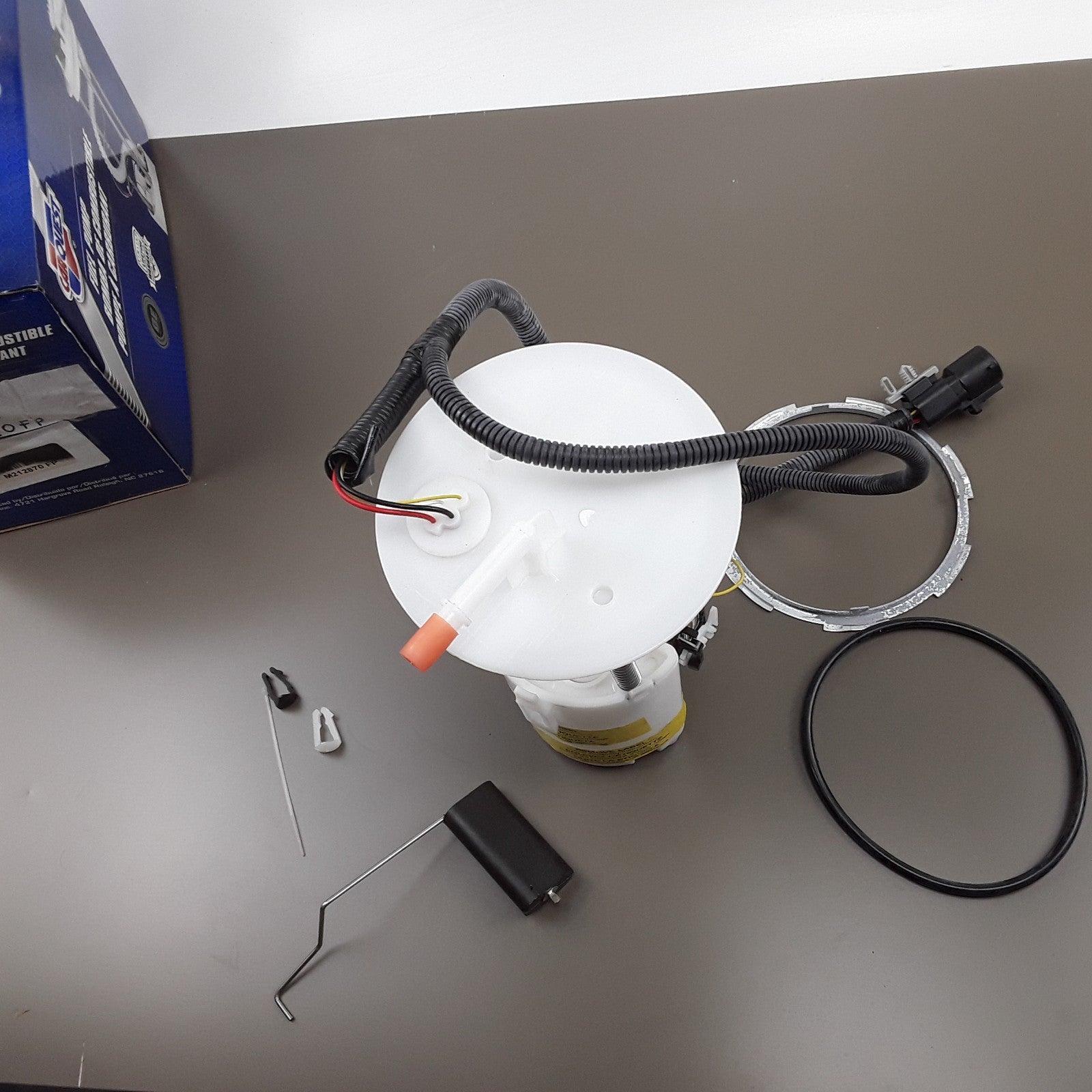 Fuel Pump Module Assembly Fits Ford Taurus Mercury Sable (2000 2001 2002 2003)