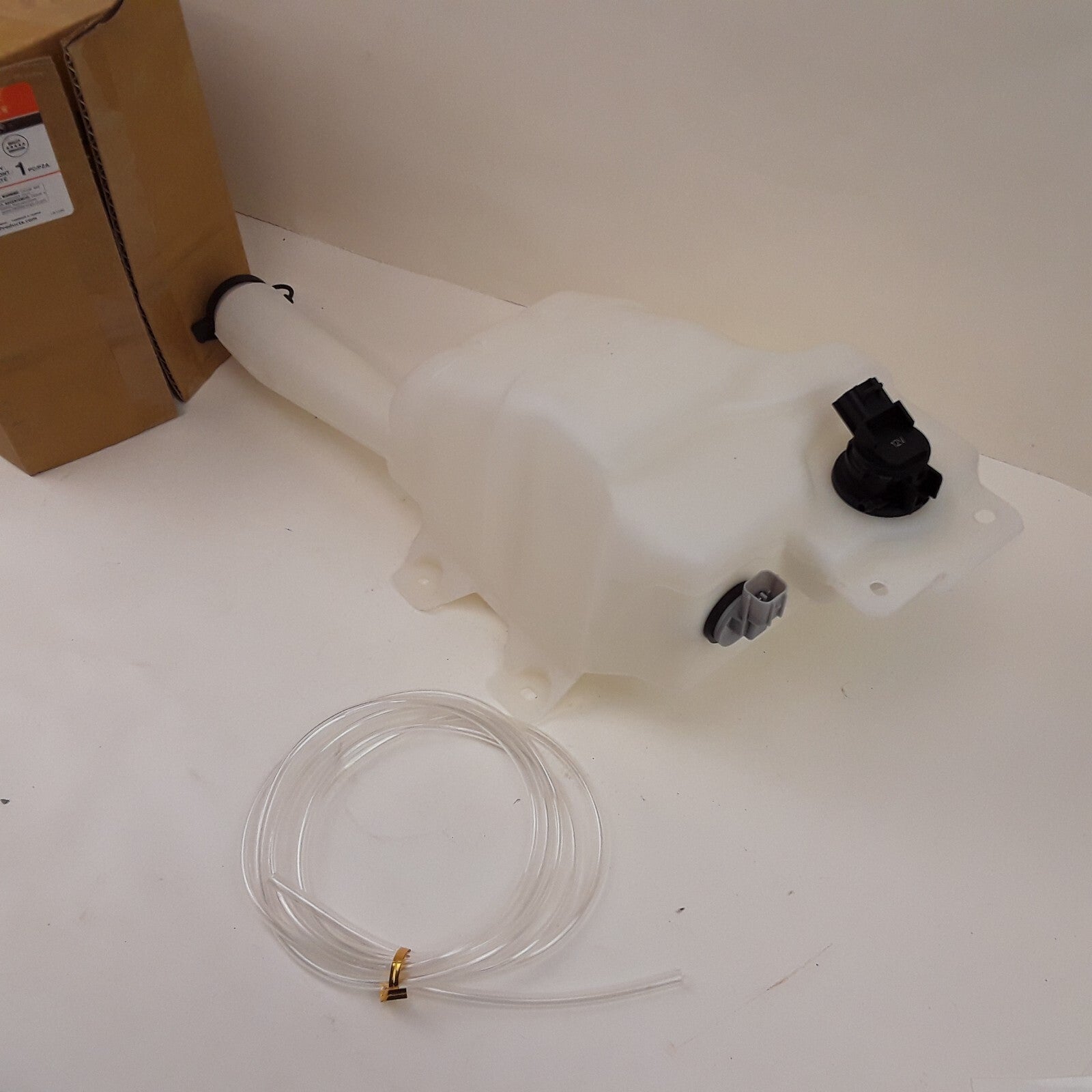 Washer Fluid Reservoir-Windshield Fits Mazda 6 Sedan 2005 2006 2007 2008