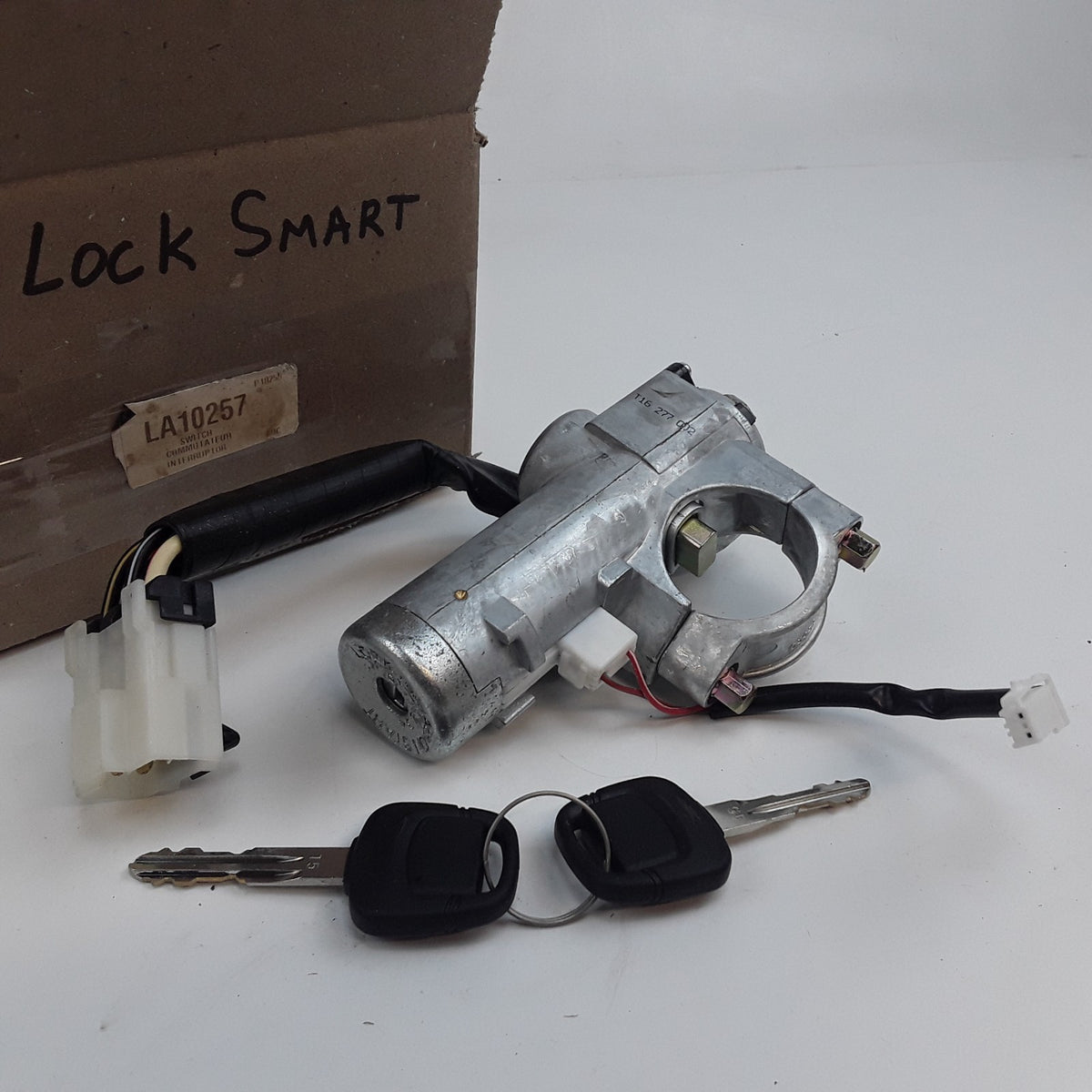 Locksmart LA10257 Ignition Switch with Lock Cylinder For Nissan Altima 2000-2001
