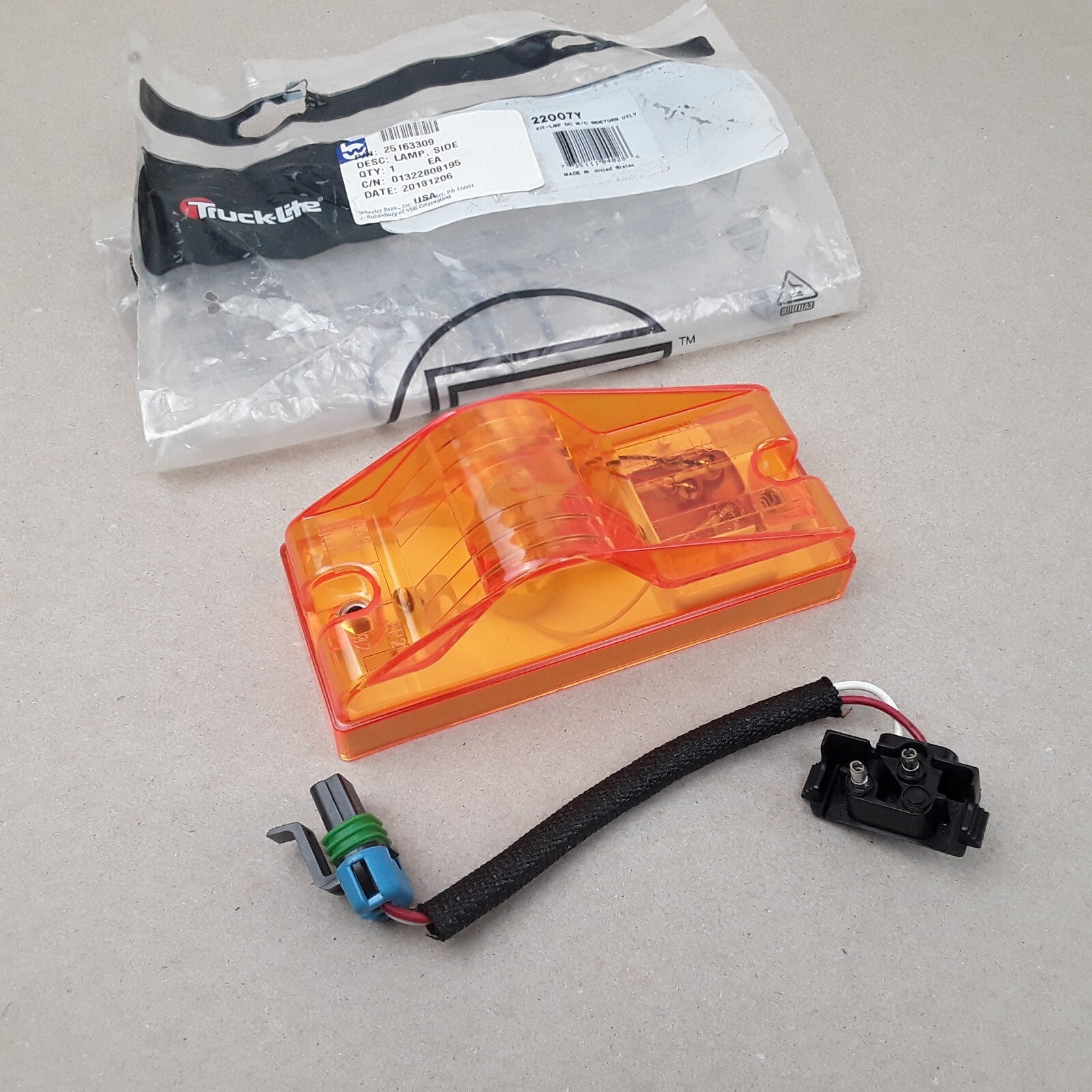 TRUCK-LITE 22007Y Side Lamp Kit Fits MACK MR688S MR688P CH613 CH612 (1999)