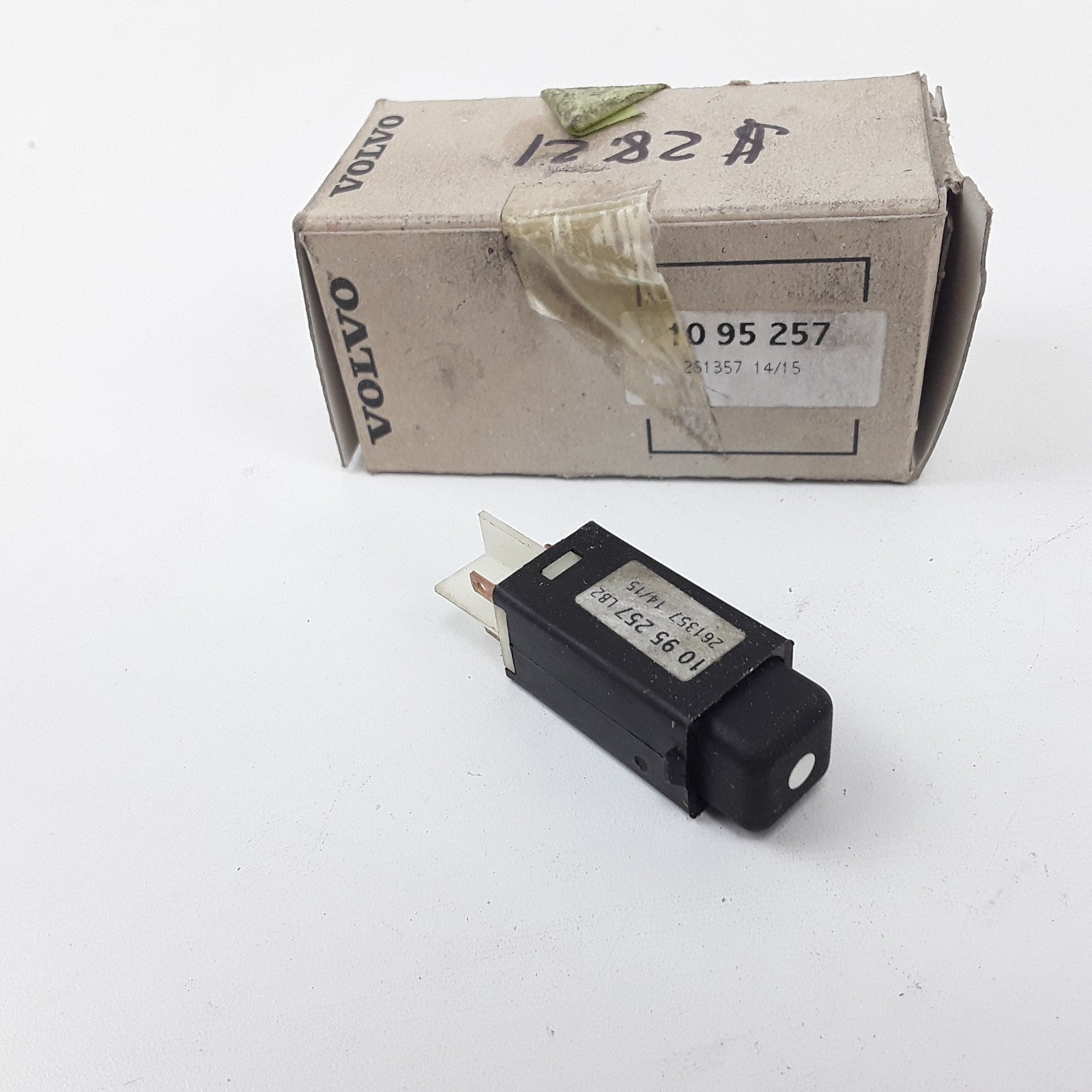 Multi-Purpose Dash Dashboard Push-Button Switch For Volvo Trucks 1095257