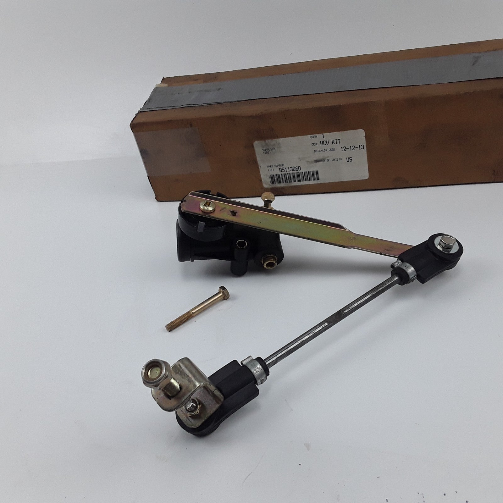 Front Left Driver Side Suspension Leveling Valve 85113660 For Volvo VNL & VNM