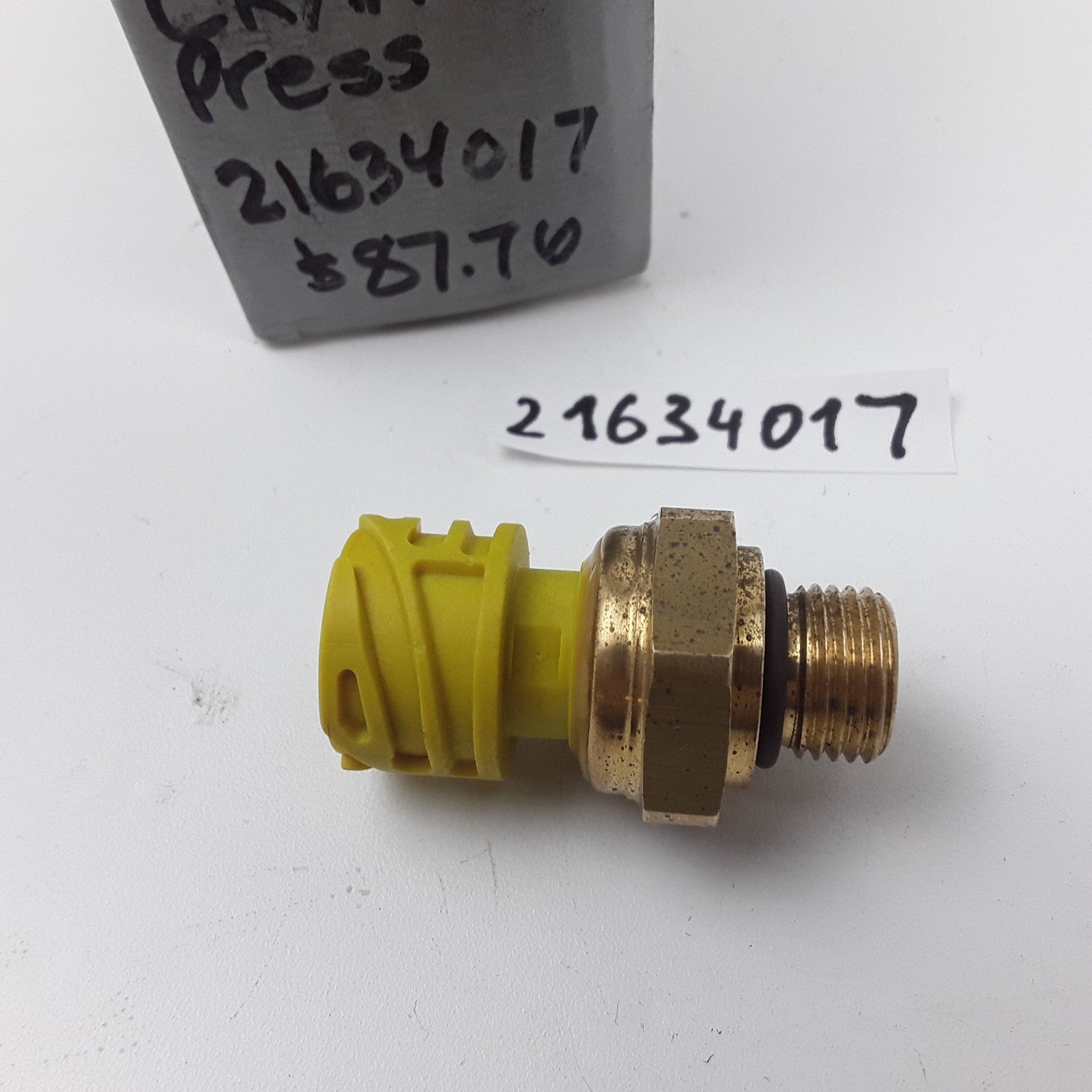 Oil Pan Fuel Pressure Sensor Switch 21634017 For Volvo Truck D12 D13 Engine