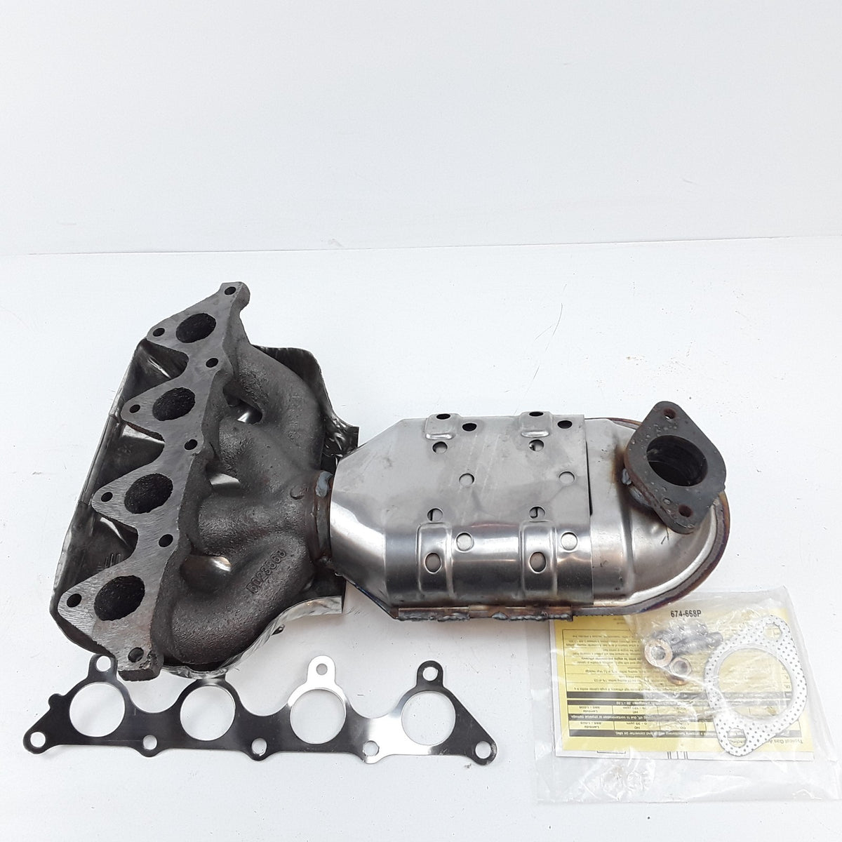 Catalytic Converter W/ Integrated Exhaust Manifold For 01-05 Hyundai Accent 1.6L