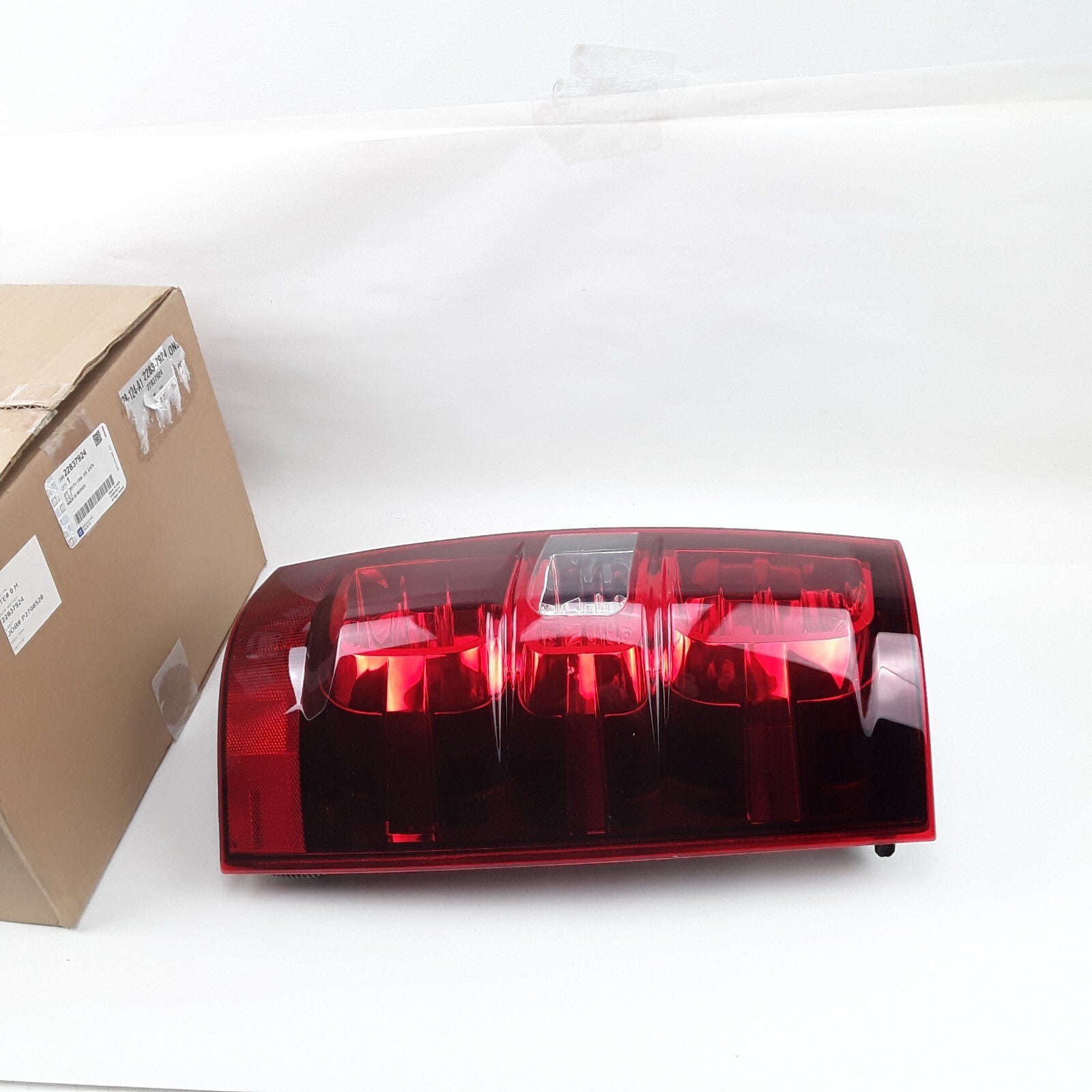 OEM GM 22837924 Lamp Fits Chevrolet Suburban 1500 2500 2007-2013 Tahoe 2007-2014
