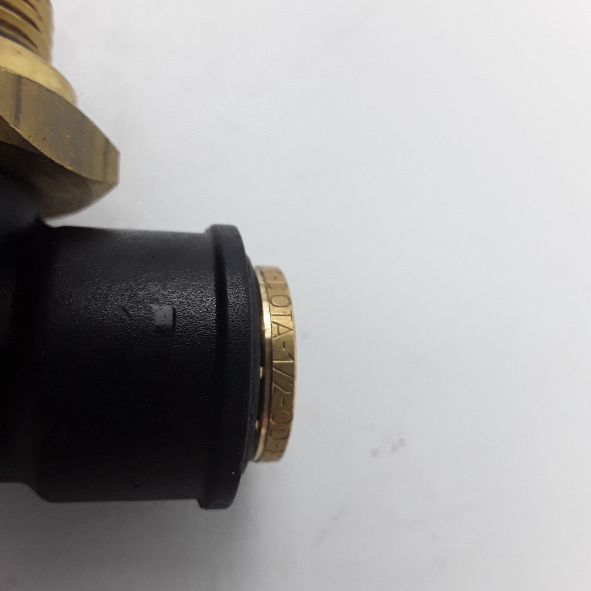 90° Male Elbow Fitting Swivel M22 x 1.5 X 1/2 For Volvo VNL 670 Gen 2 2003-2019
