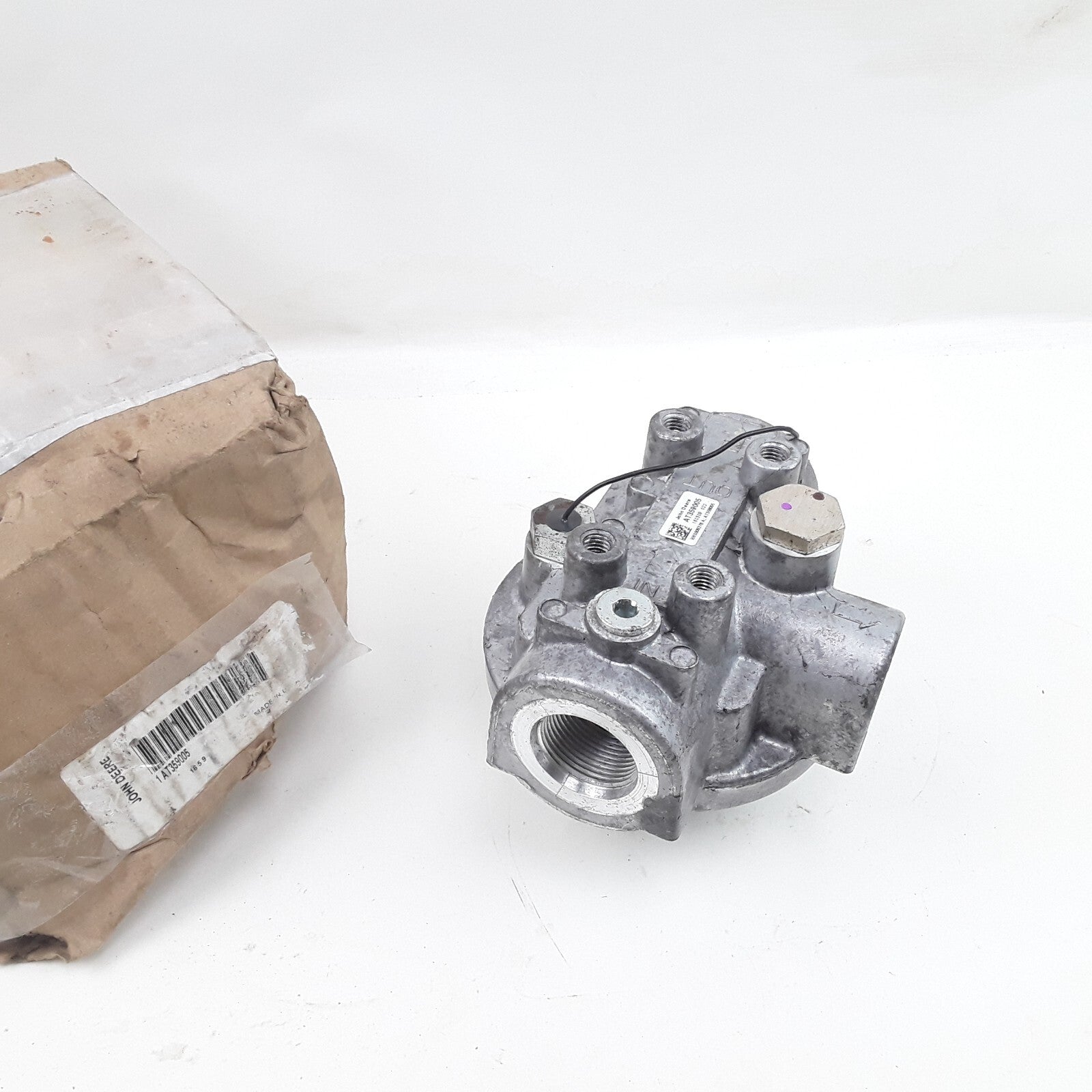 AT359005 John Deere Hydraulic Oil Filter Head Fits Backhoe Loader
