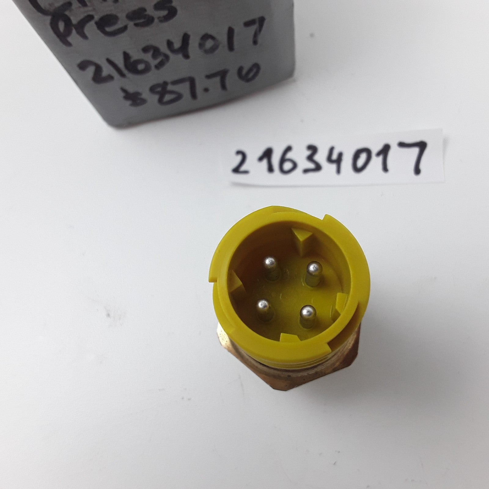 Oil Pan Fuel Pressure Sensor Switch 21634017 For Volvo Truck D12 D13 Engine