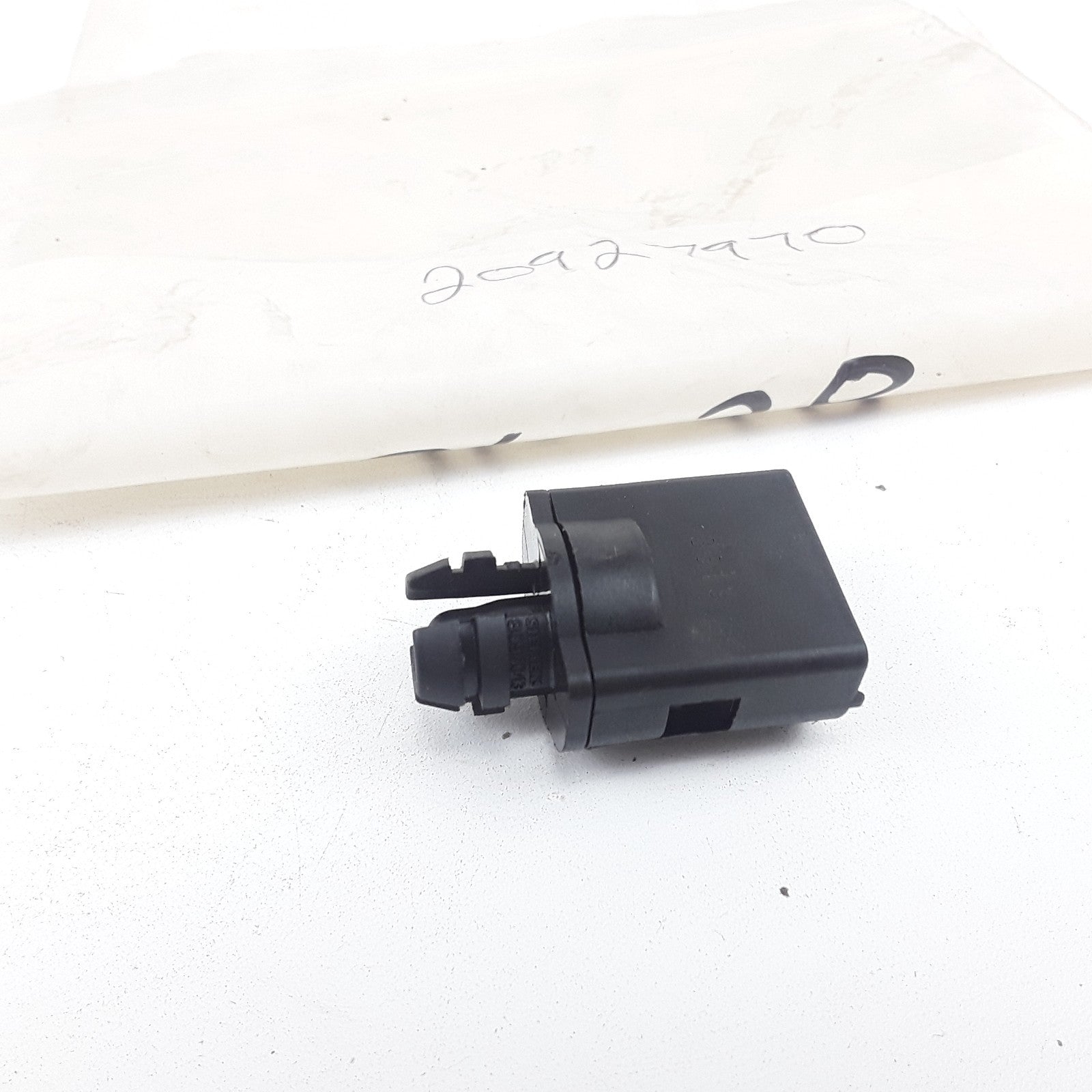 Volvo 20927970 Ambient Temperature Sensor Assembly Fits Volvo Trucks