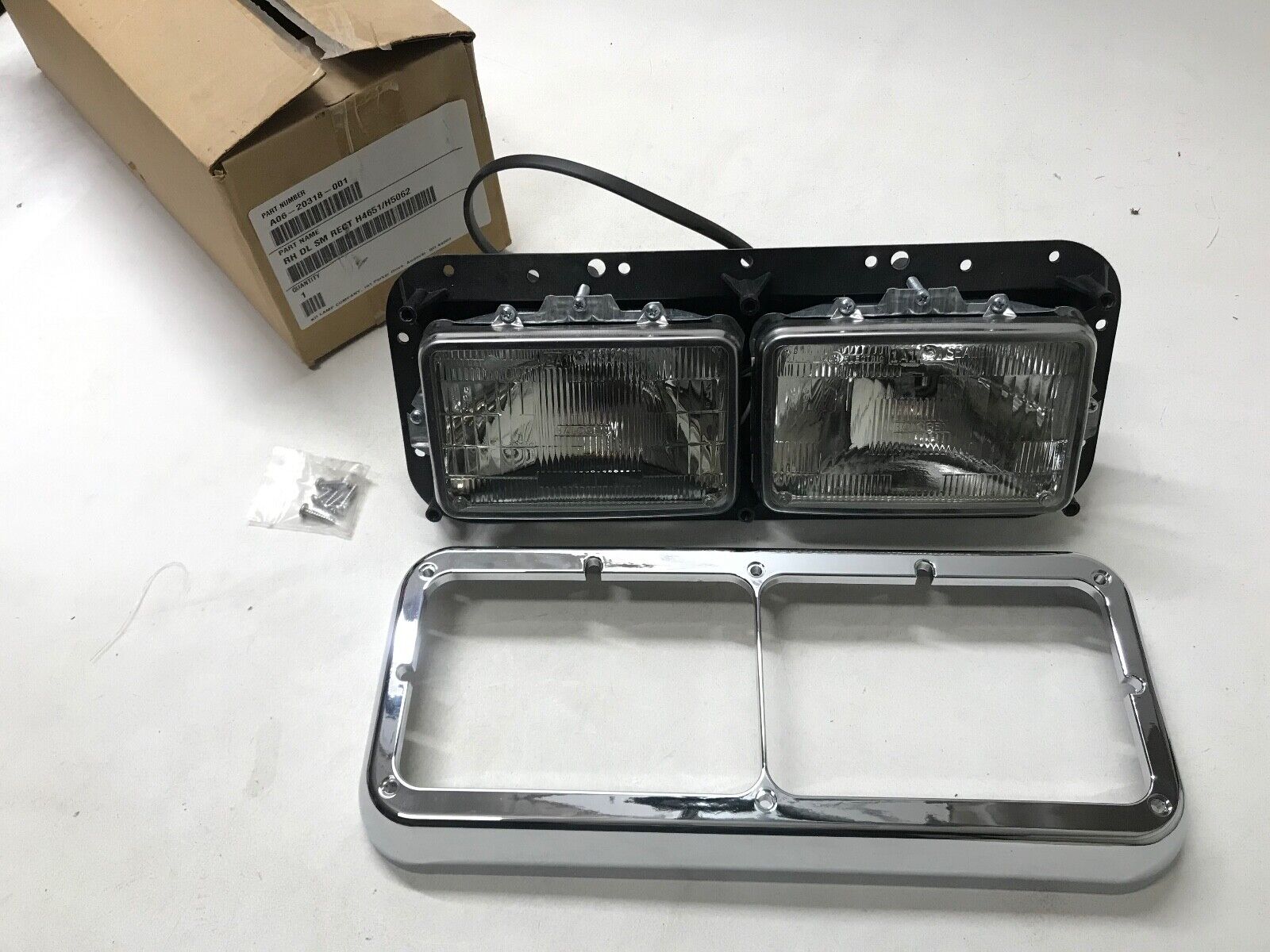 FREIGHTLINER A06-20318-001 HEADLIGHT TURN SIGNAL RH DL RECT H4651 / H5062 FLD120 - HotCarParts