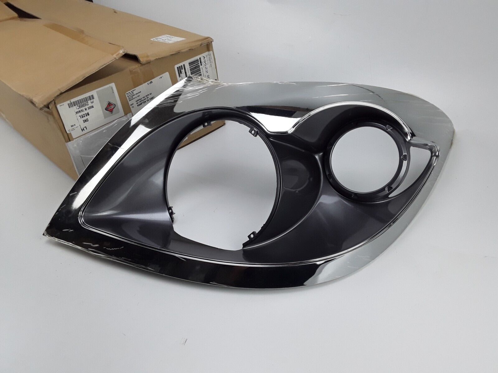 GENUINE INTERNATIONAL NAVISTAR 2589889C1 BEZEL HEAD LIGHT LEFT LH 20-6572H1 - HotCarParts