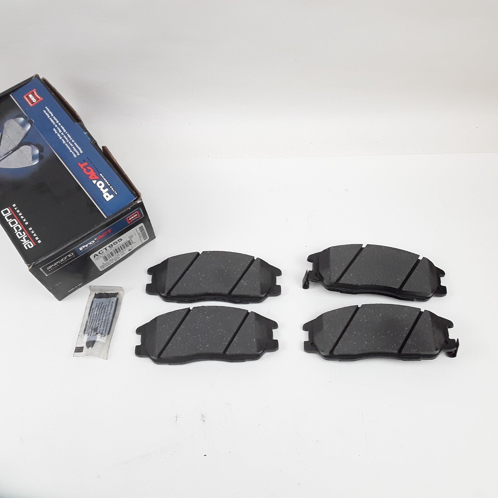 Front Disc Brake Pad Pads Set Fits Kia Sorento Sedona Amanti ,Hyundai Santa Fe