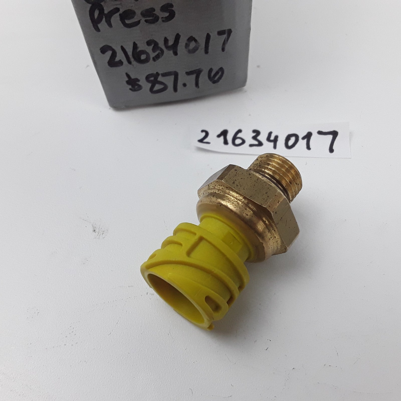 Oil Pan Fuel Pressure Sensor Switch 21634017 For Volvo Truck D12 D13 Engine