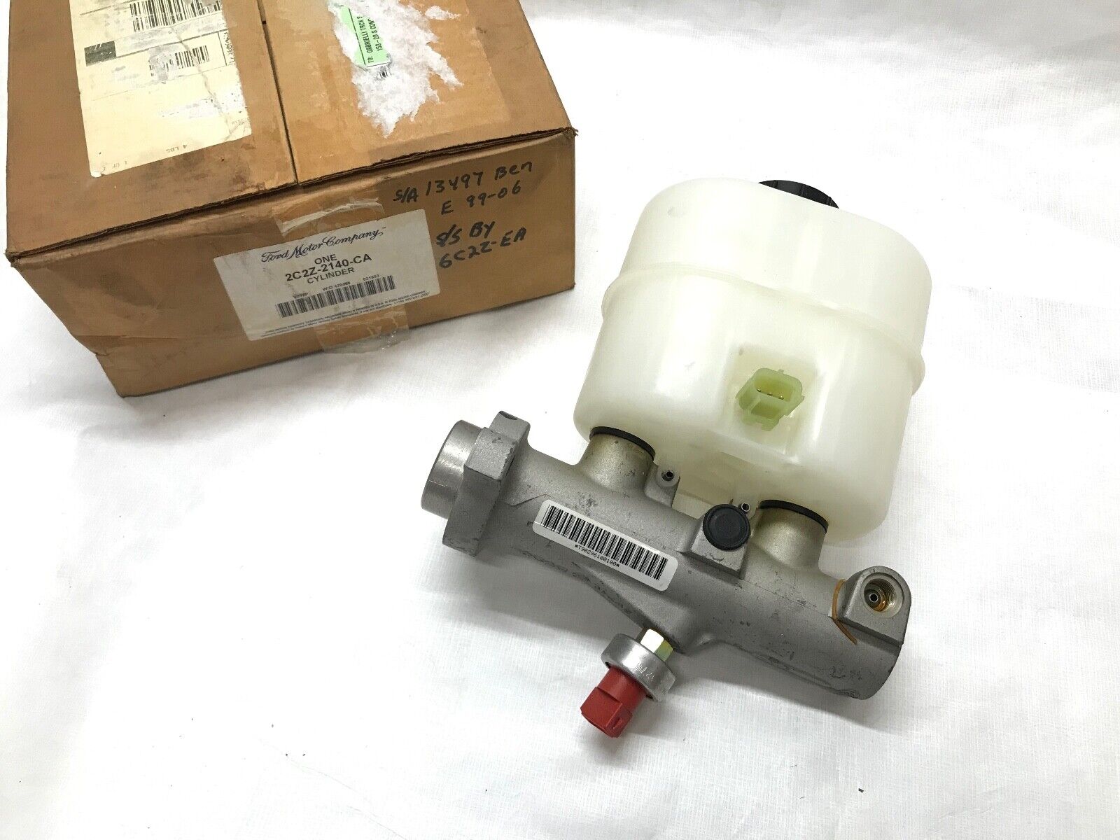 OEM Ford Master Cylinder 2C2Z2140CA E-350 Super Duty,E-450 Super Duty / M630371 - HotCarParts