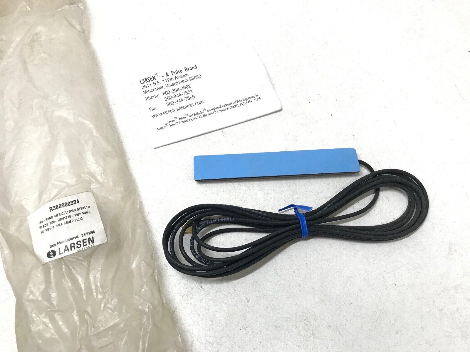 LARSEN R380900334 : Tri Band Cellular Stealth Blade Antenna With SMA Connector - HotCarParts