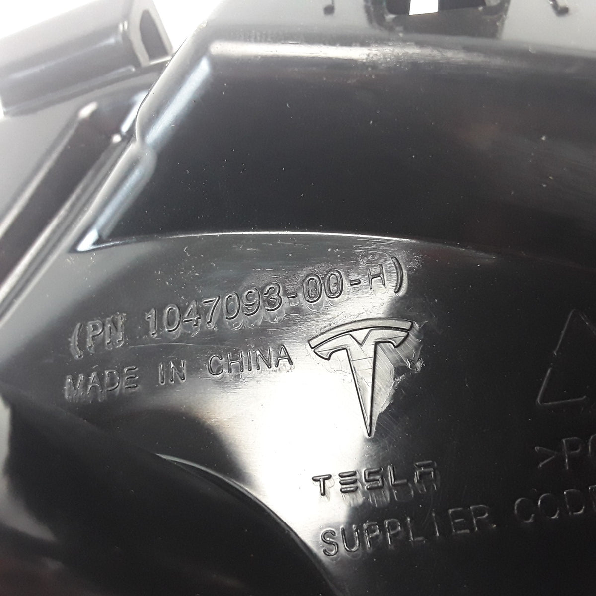 Model X 2015-2021 RH Front Bumper Fascia Fender Bracket 1047093-00-H OEM