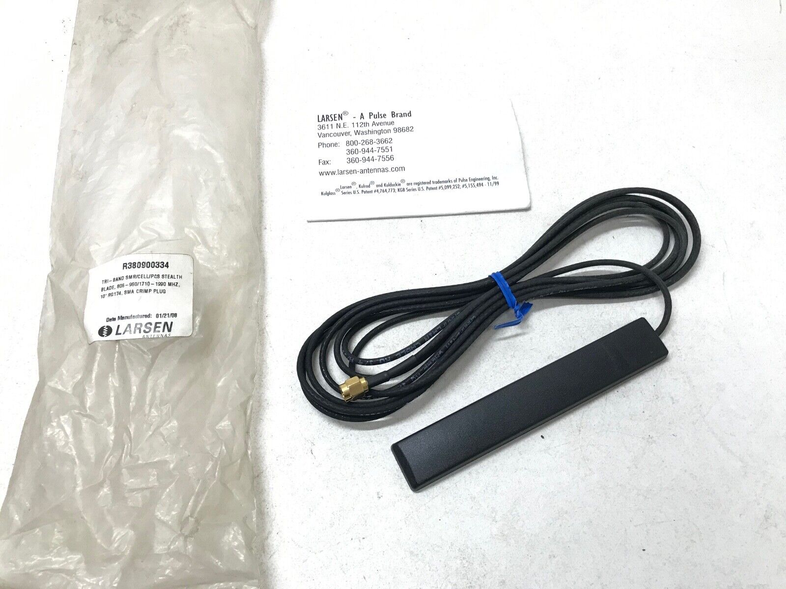 LARSEN R380900334 : Tri Band Cellular Stealth Blade Antenna With SMA Connector - HotCarParts