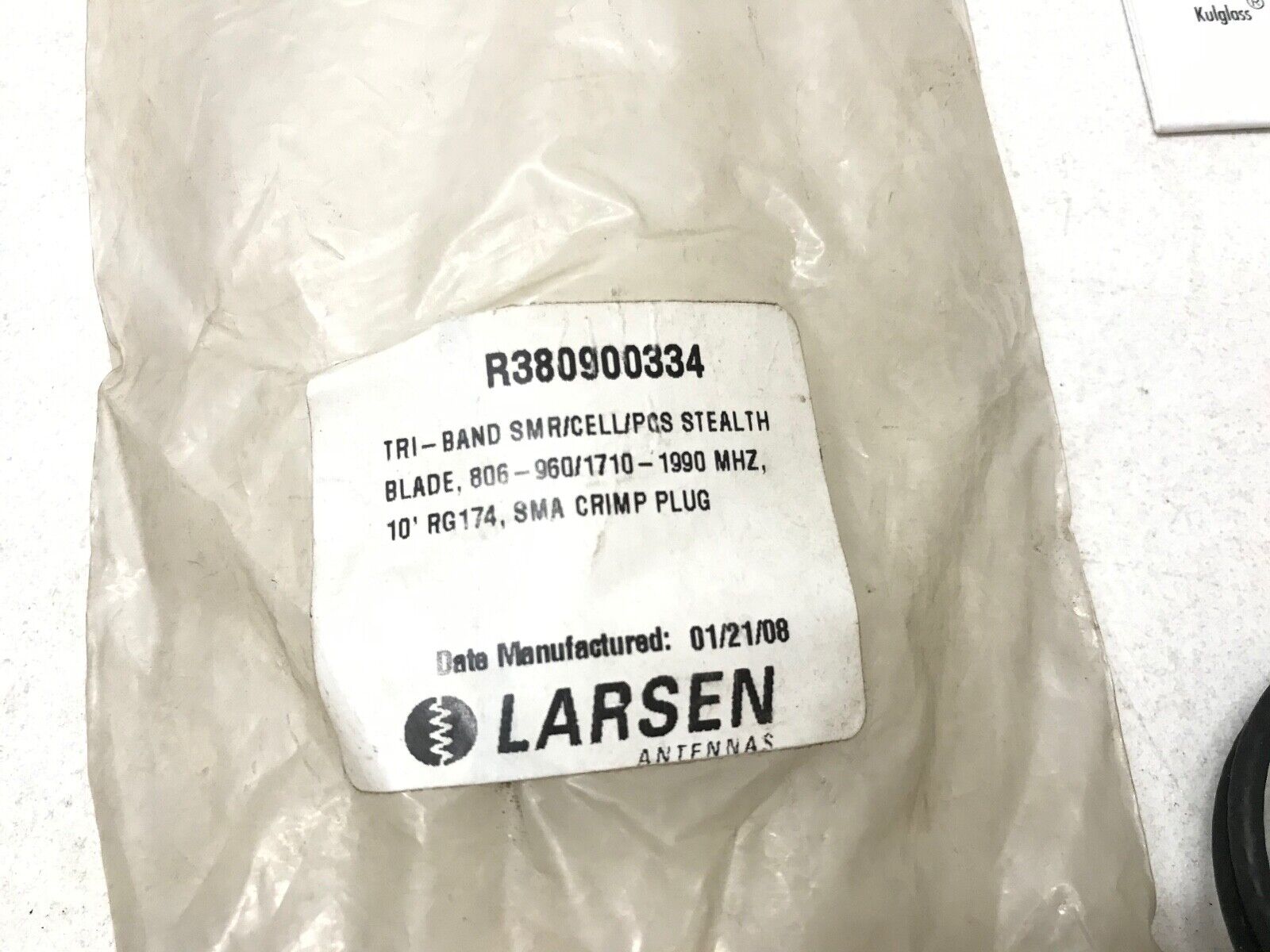 LARSEN R380900334 : Tri Band Cellular Stealth Blade Antenna With SMA Connector - HotCarParts