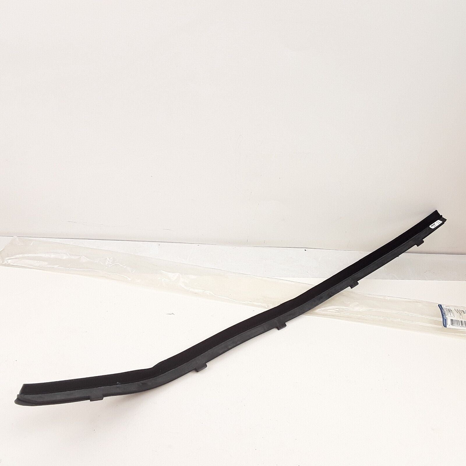 Left Side Outer Door Window Sweep for Chevy S10 Blazer GMC Sonoma 1996-2004 2005