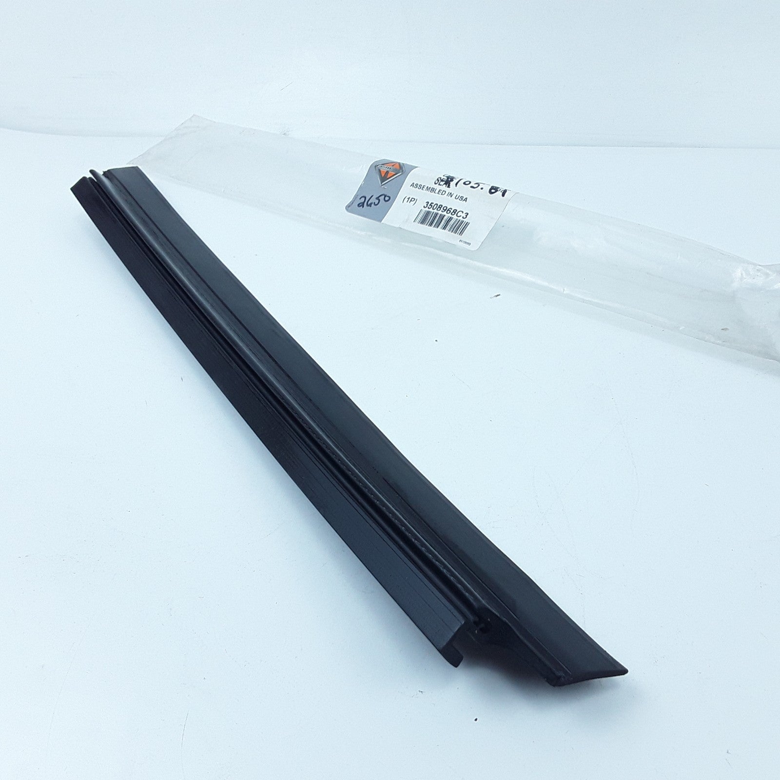 International 3508968C3 Door Glass Seal Assembly 476.6 mm For Navistar Trucks