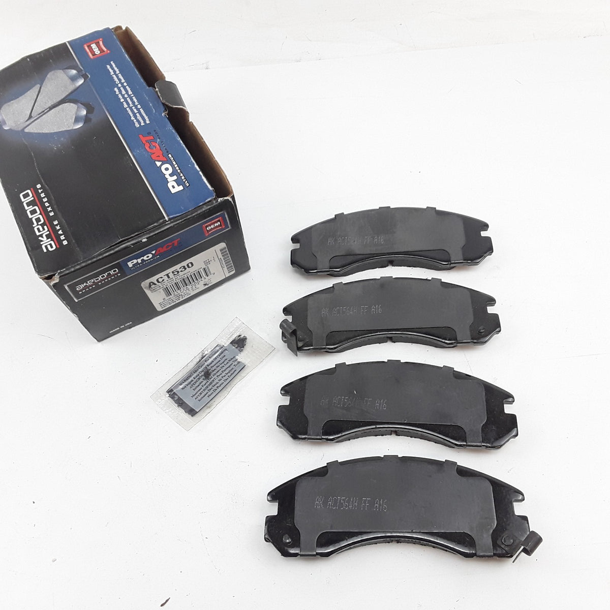 Front Disc Brake Pad Set Fits Mitsubishi Dodge Eagle Plymouth 1991-2006, 2009-14