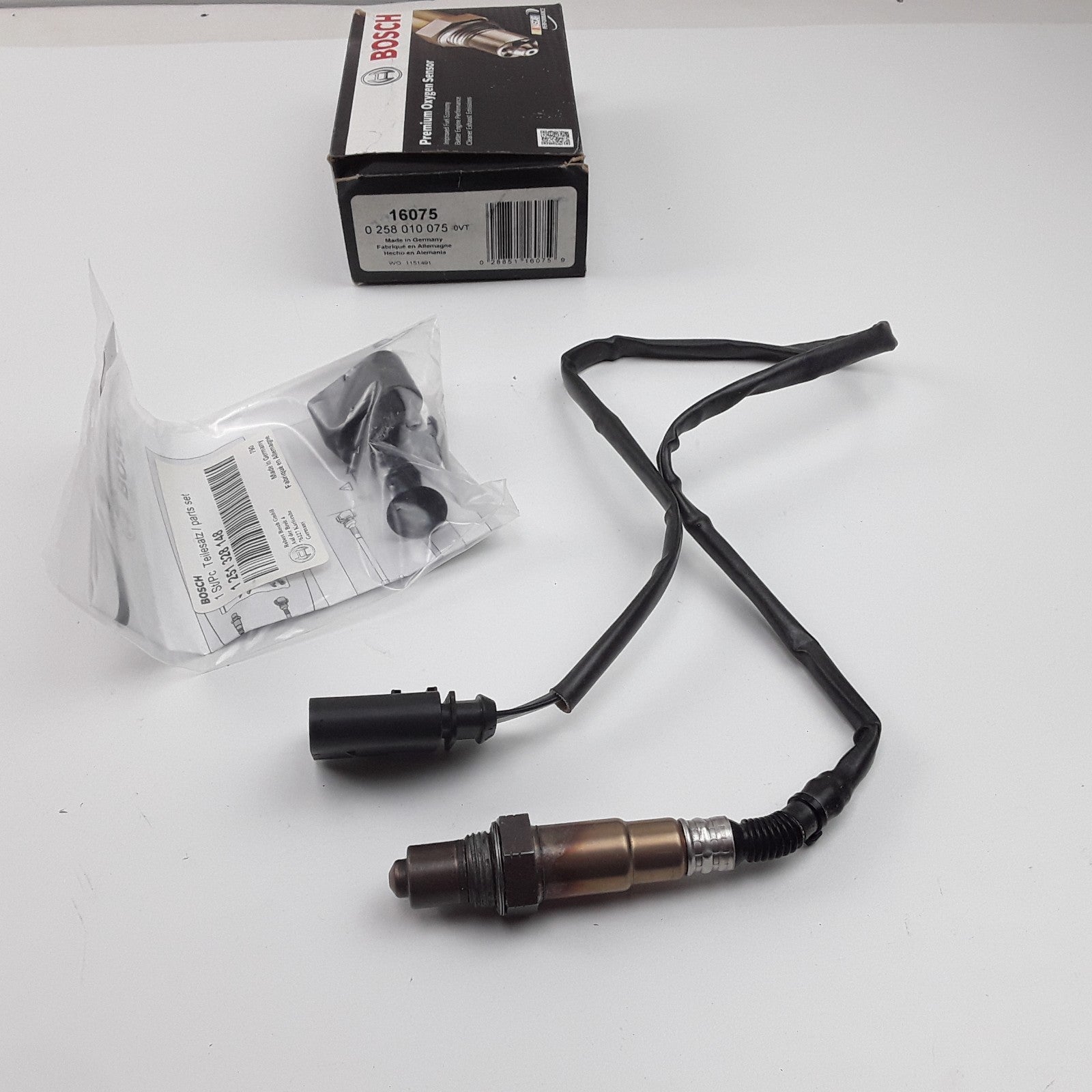 Bosch 16075 Premium Oxygen Sensors Assembly For Volkswagen Jetta (2004-2005)