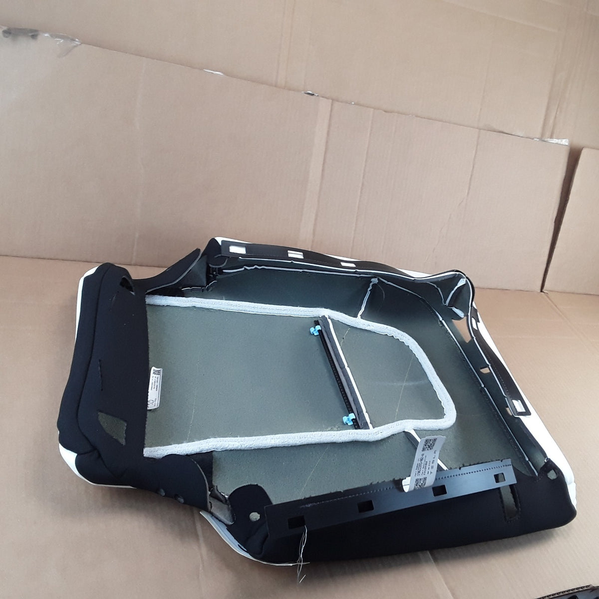 1963393-02-A LH White ISO Flag 2nd Row Seatback Cover Assembly For Tesla Model Y
