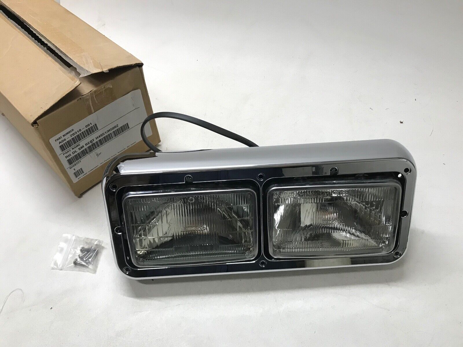 FREIGHTLINER A06-20318-001 HEADLIGHT TURN SIGNAL RH DL RECT H4651 / H5062 FLD120 - HotCarParts