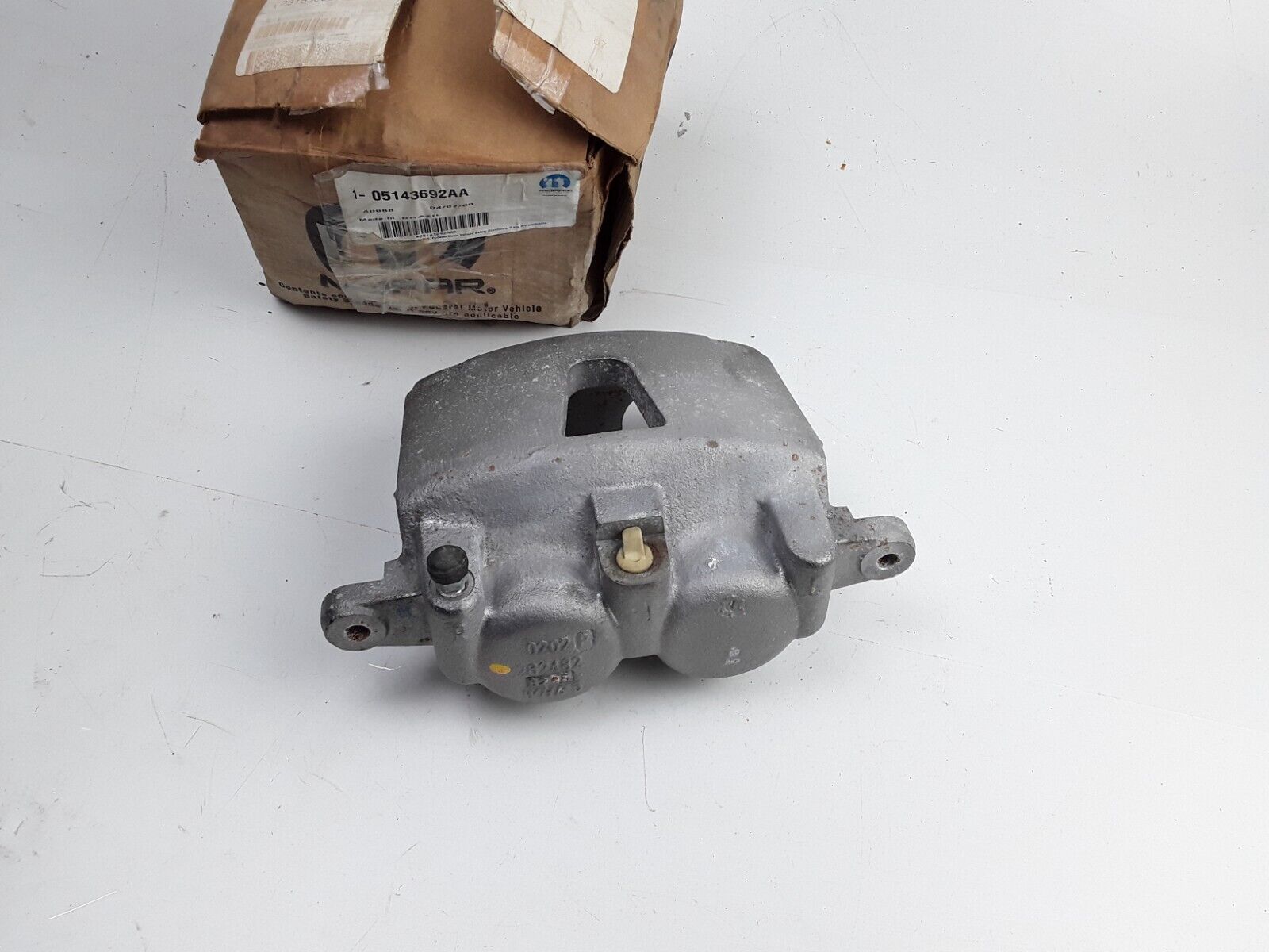 Mopar 05143692AA Disc Brake Caliper Front Right For Grand Cherokee , Commander - HotCarParts