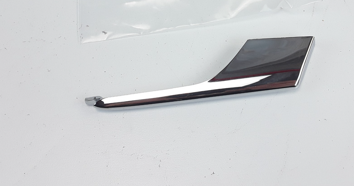 Model X 2015-2021 RH Front Fog Light Lower Spear Trim 1049612-00-F OEM