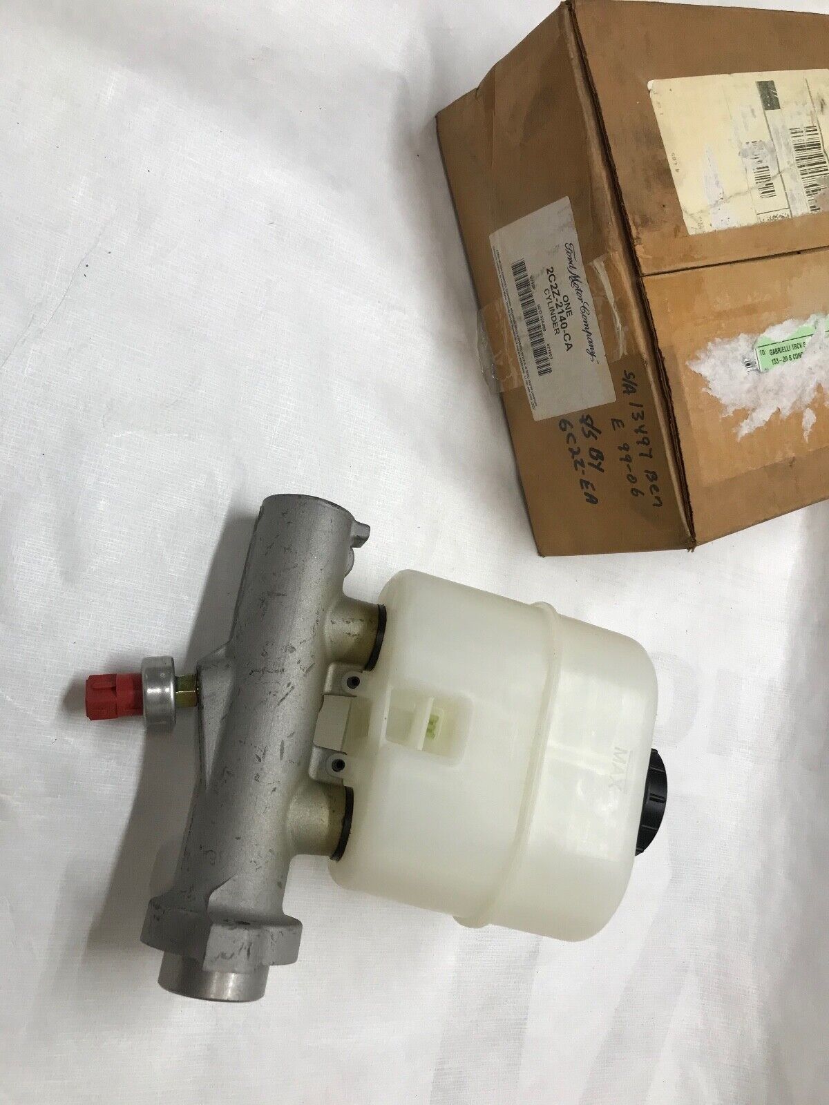 OEM Ford Master Cylinder 2C2Z2140CA E-350 Super Duty,E-450 Super Duty / M630371 - HotCarParts