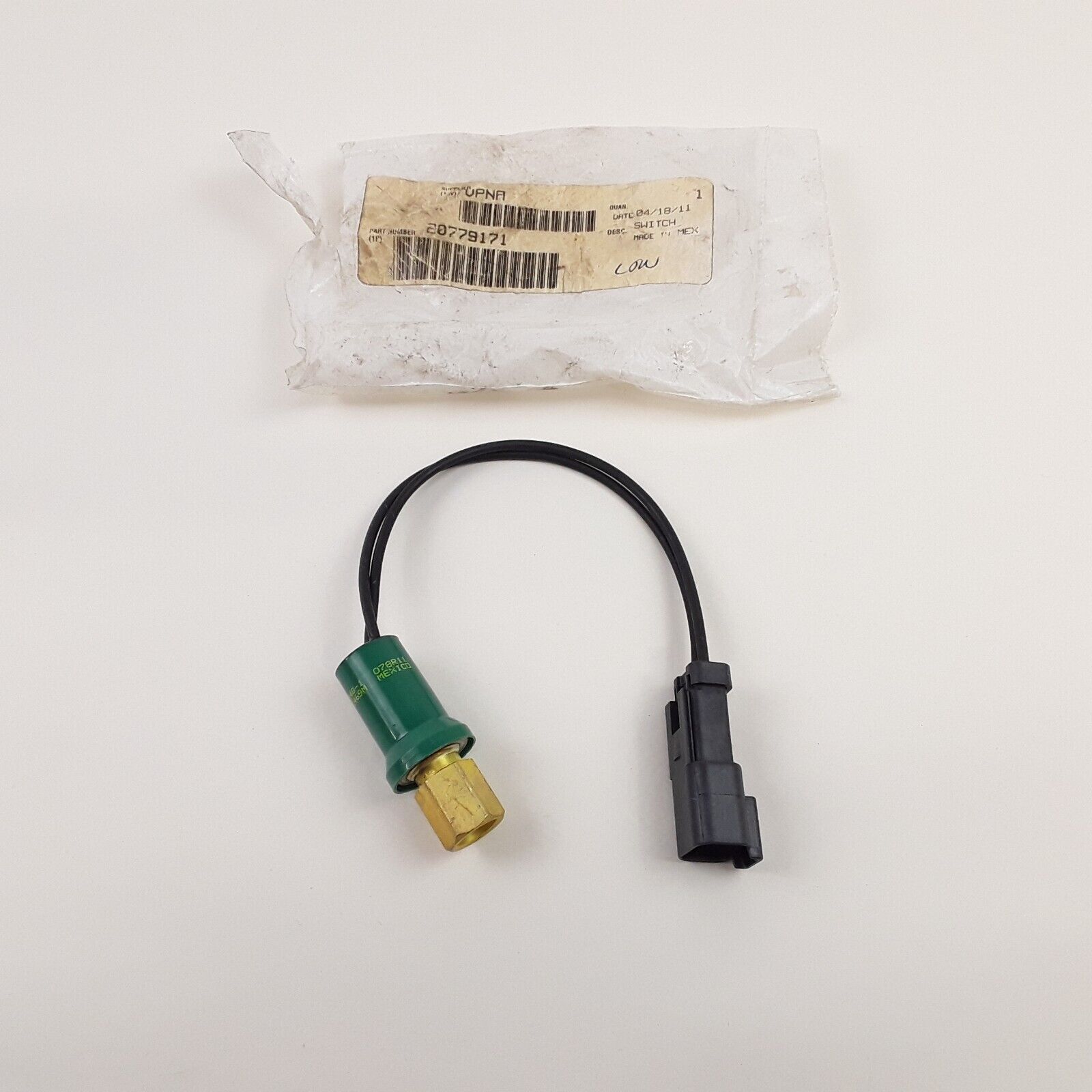 OEM MACK A/C HIGH PRESSURE SWITCH 20779171 ,1MR2469M CXN612 CXN613/MR688P MR688S