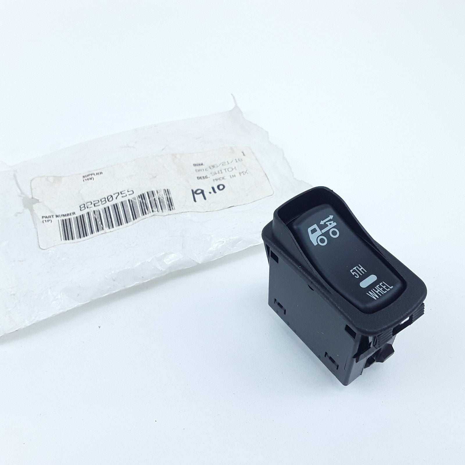 Wheel Control Switch Button 82280755 Fits 2013-2018 Mack CXU613 5th Fifth