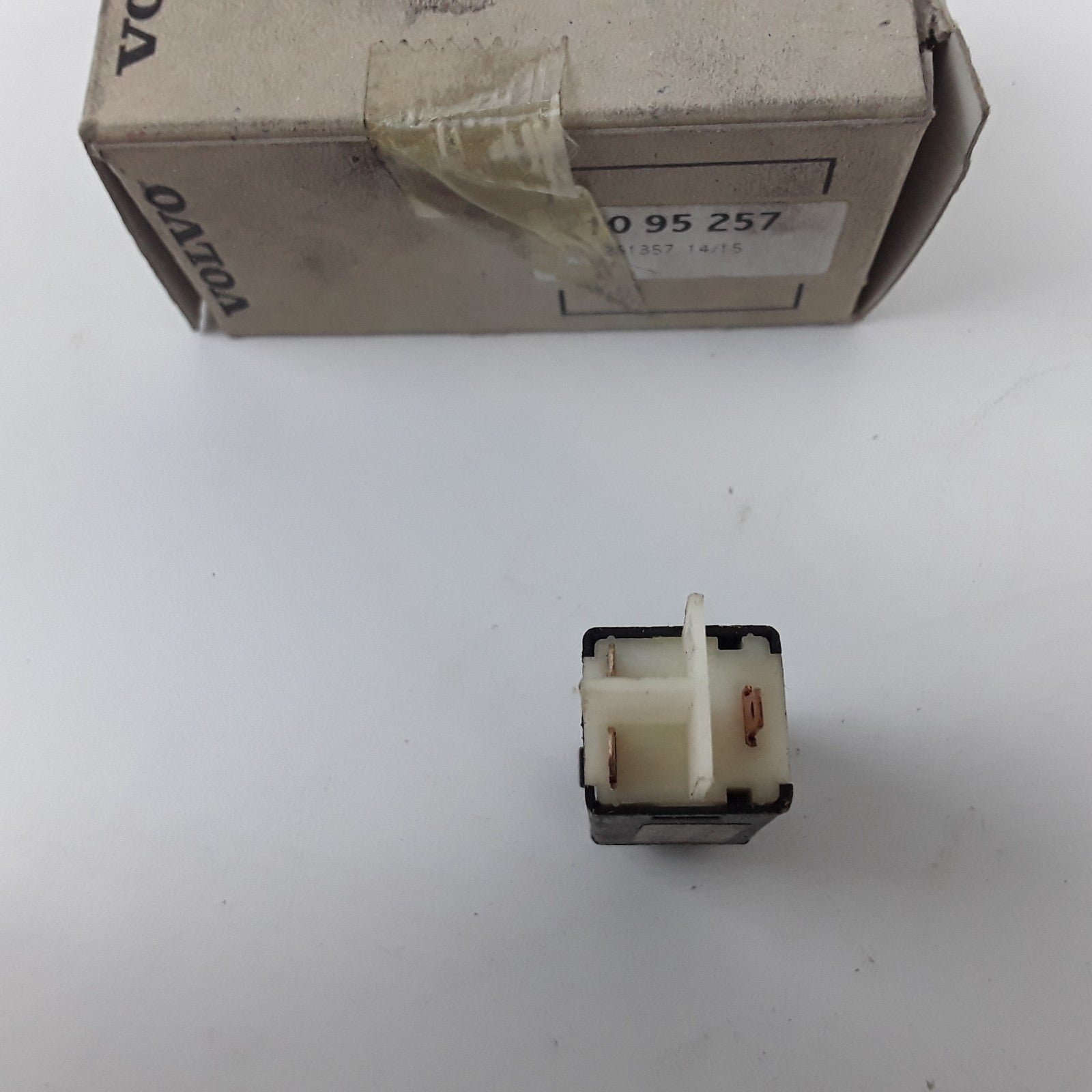 Multi-Purpose Dash Dashboard Push-Button Switch For Volvo Trucks 1095257